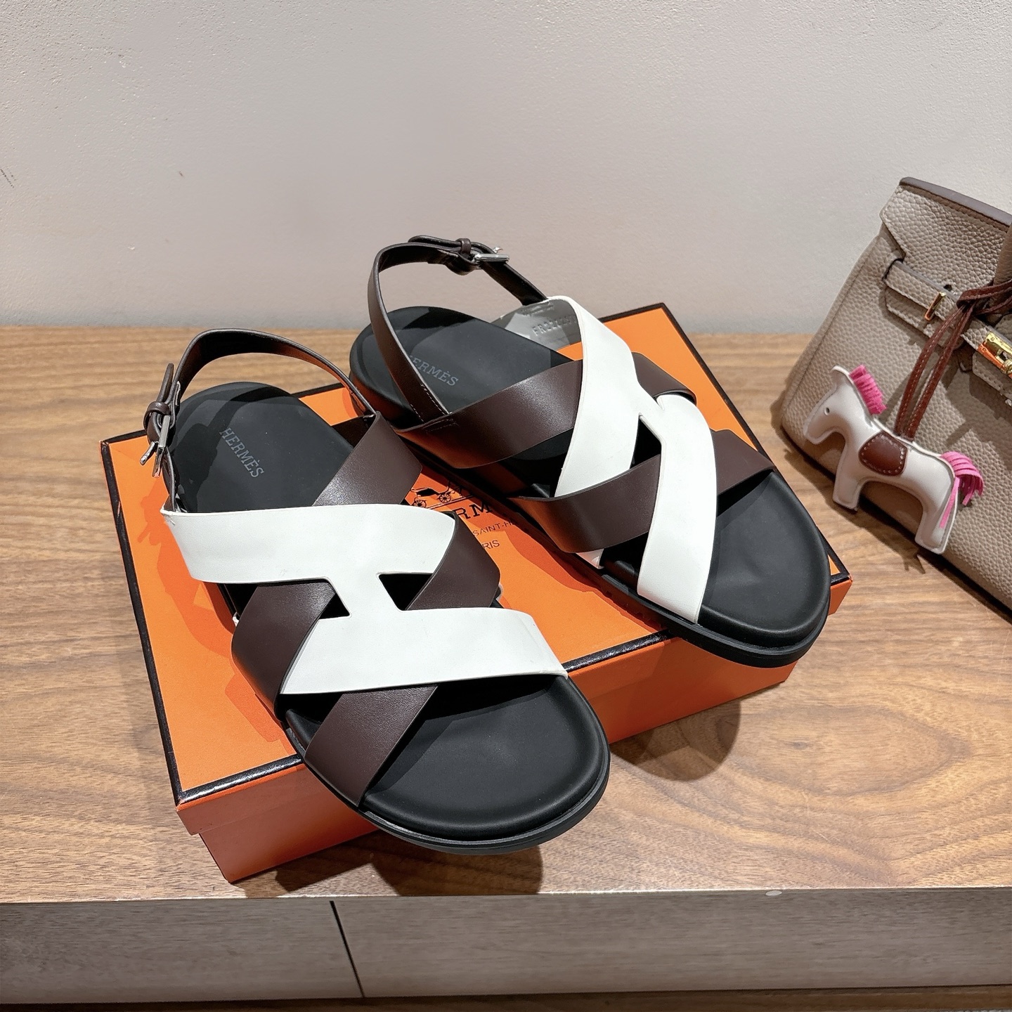 herme…s ss25 new arrival～
专柜大热情侣款，H家配货首选鞋履！
是爱马仕经典款
每一季都会出很多颜色
绝对是最值得买的配货之一
有遇到的男神女神!真的不要错过！！
他超轻、超舒适
走久不累、价格不贵
后面还有个辅助穿鞋的小圈
顶级精品 35-49，可定做45 46 47 48 49 P350男➕20
