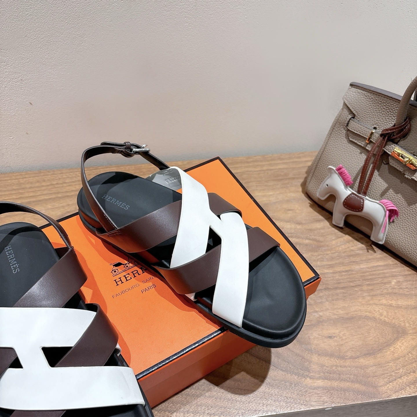 herme…s ss25 new arrival～
专柜大热情侣款，H家配货首选鞋履！
是爱马仕经典款
每一季都会出很多颜色
绝对是最值得买的配货之一
有遇到的男神女神!真的不要错过！！
他超轻、超舒适
走久不累、价格不贵
后面还有个辅助穿鞋的小圈
顶级精品 35-49，可定做45 46 47 48 49 P350男➕20
