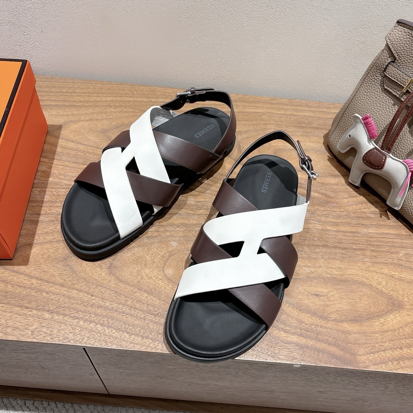 herme…s ss25 new arrival～
专柜大热情侣款，H家配货首选鞋履！
是爱马仕经典款
每一季都会出很多颜色
绝对是最值得买的配货之一
有遇到的男神女神!真的不要错过！！
他超轻、超舒适
走久不累、价格不贵
后面还有个辅助穿鞋的小圈
顶级精品 35-49，可定做45 46 47 48 49 P350男➕20
