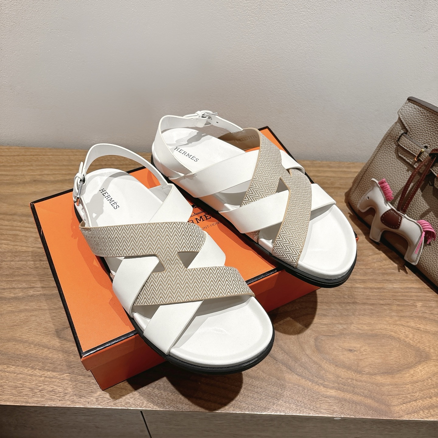 herme…s ss25 new arrival～
专柜大热情侣款，H家配货首选鞋履！
是爱马仕经典款
每一季都会出很多颜色
绝对是最值得买的配货之一
有遇到的男神女神!真的不要错过！！
他超轻、超舒适
走久不累、价格不贵
后面还有个辅助穿鞋的小圈
顶级精品 35-49，可定做45 46 47 48 49 P350男➕20

