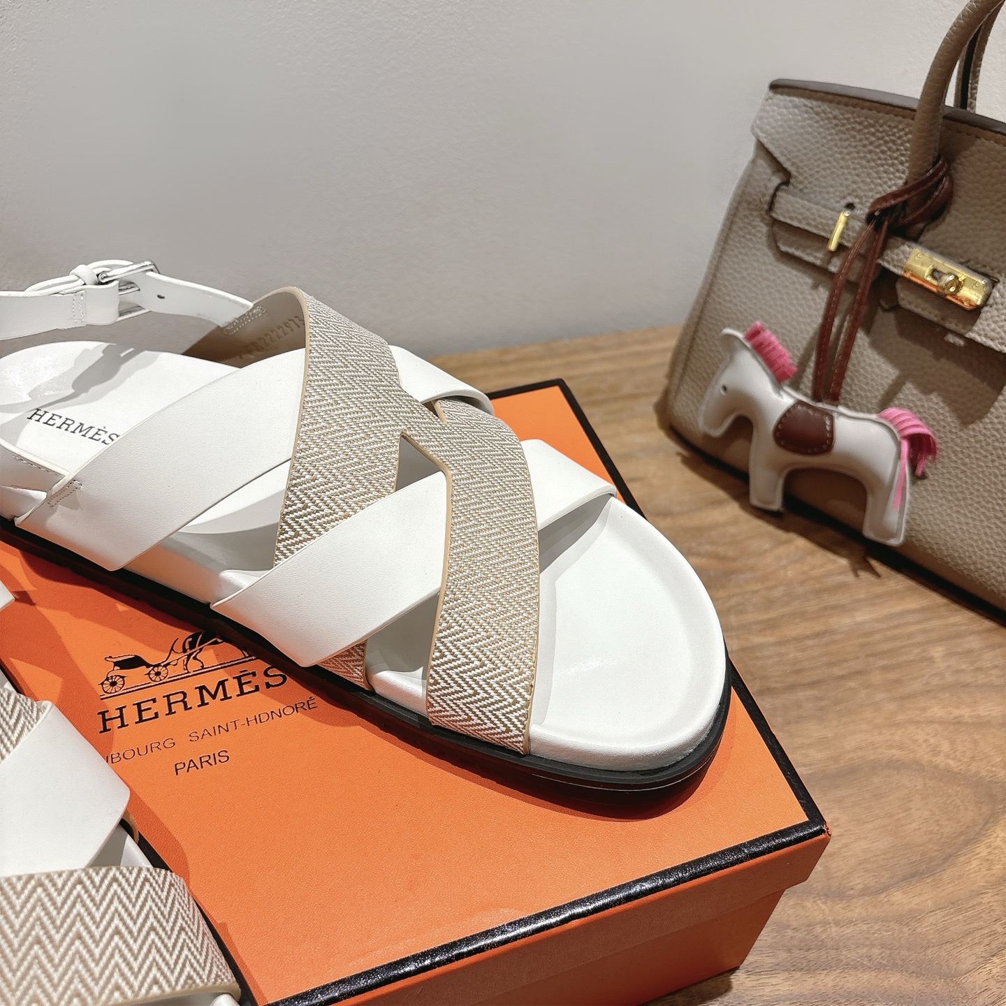 herme…s ss25 new arrival～
专柜大热情侣款，H家配货首选鞋履！
是爱马仕经典款
每一季都会出很多颜色
绝对是最值得买的配货之一
有遇到的男神女神!真的不要错过！！
他超轻、超舒适
走久不累、价格不贵
后面还有个辅助穿鞋的小圈
顶级精品 35-49，可定做45 46 47 48 49 P350男➕20
