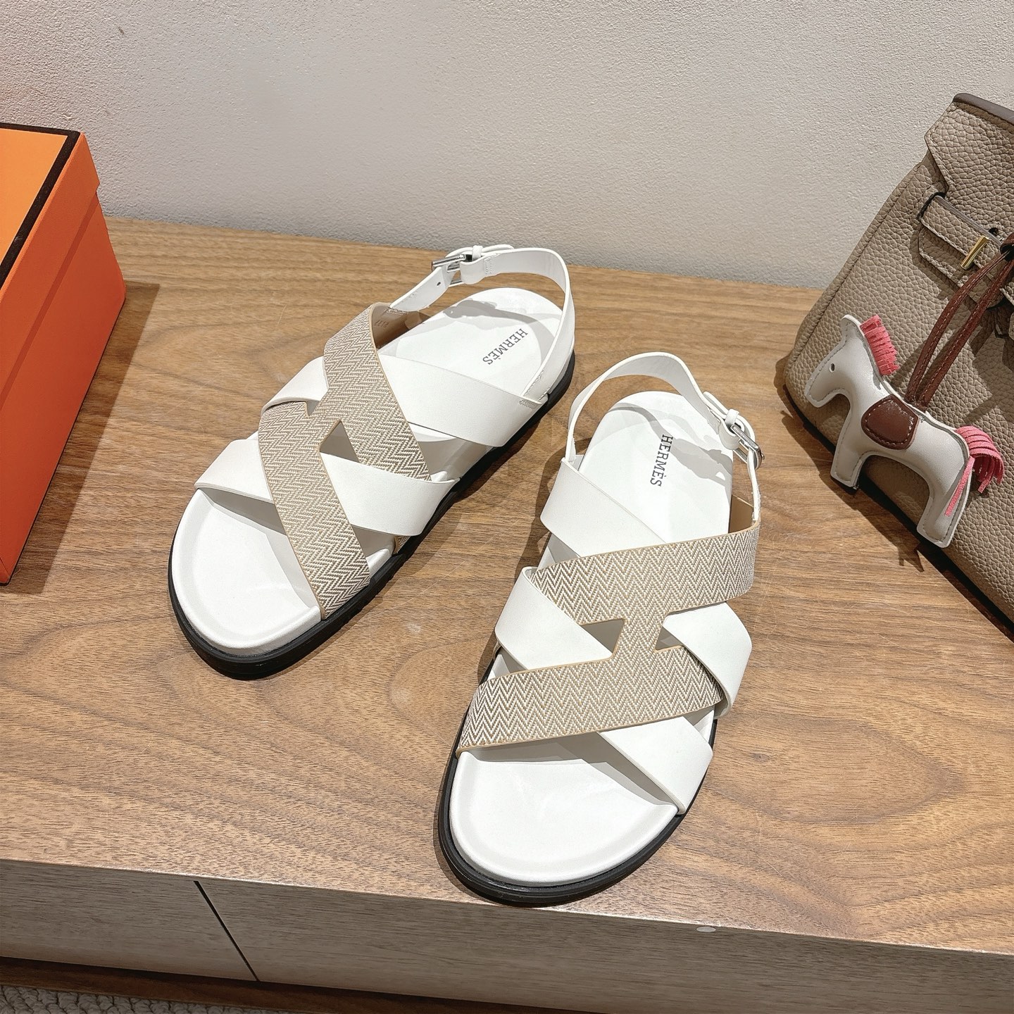 herme…s ss25 new arrival～
专柜大热情侣款，H家配货首选鞋履！
是爱马仕经典款
每一季都会出很多颜色
绝对是最值得买的配货之一
有遇到的男神女神!真的不要错过！！
他超轻、超舒适
走久不累、价格不贵
后面还有个辅助穿鞋的小圈
顶级精品 35-49，可定做45 46 47 48 49 P350男➕20

