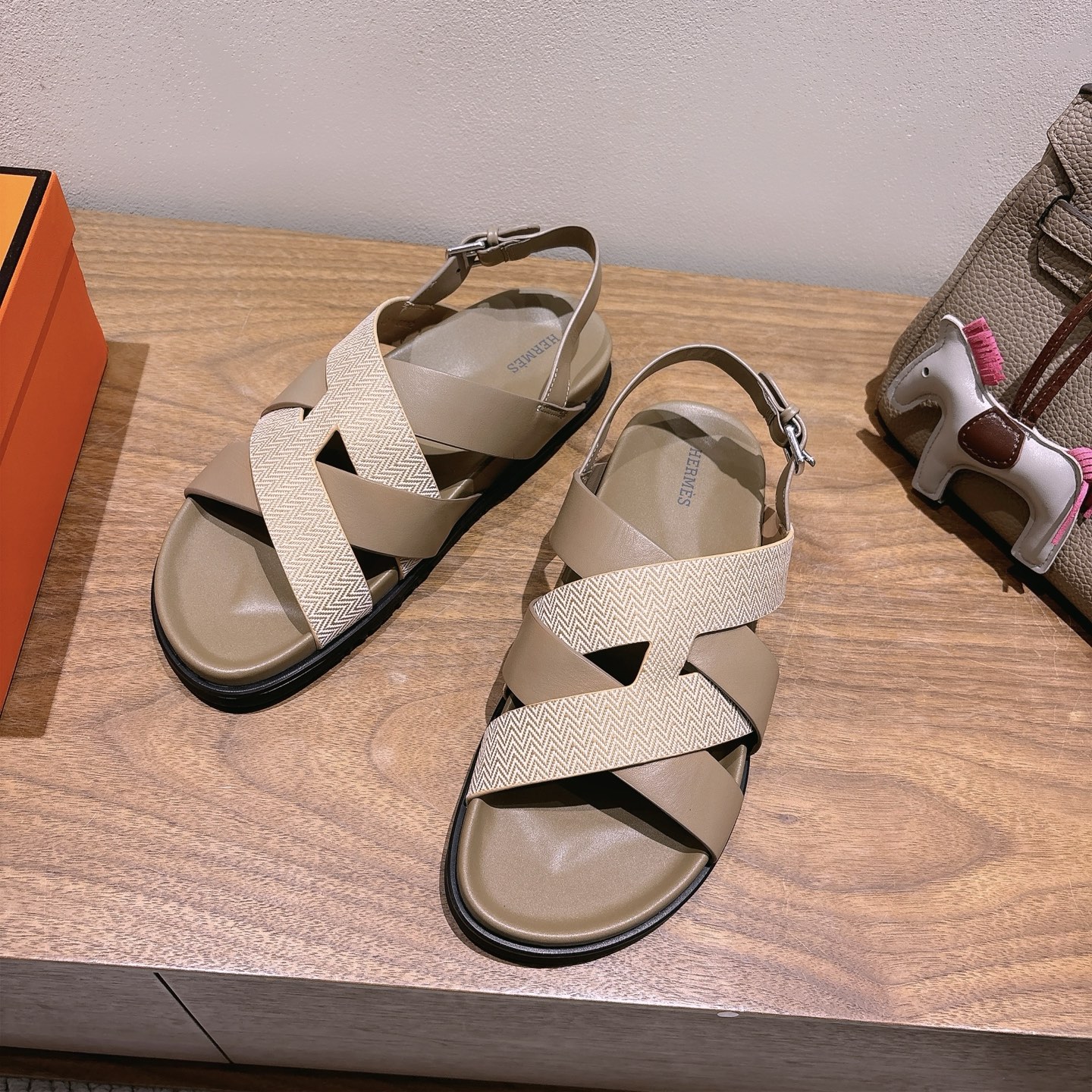 herme…s ss25 new arrival～
专柜大热情侣款，H家配货首选鞋履！
是爱马仕经典款
每一季都会出很多颜色
绝对是最值得买的配货之一
有遇到的男神女神!真的不要错过！！
他超轻、超舒适
走久不累、价格不贵
后面还有个辅助穿鞋的小圈
顶级精品 35-49，可定做45 46 47 48 49 P350男➕20
