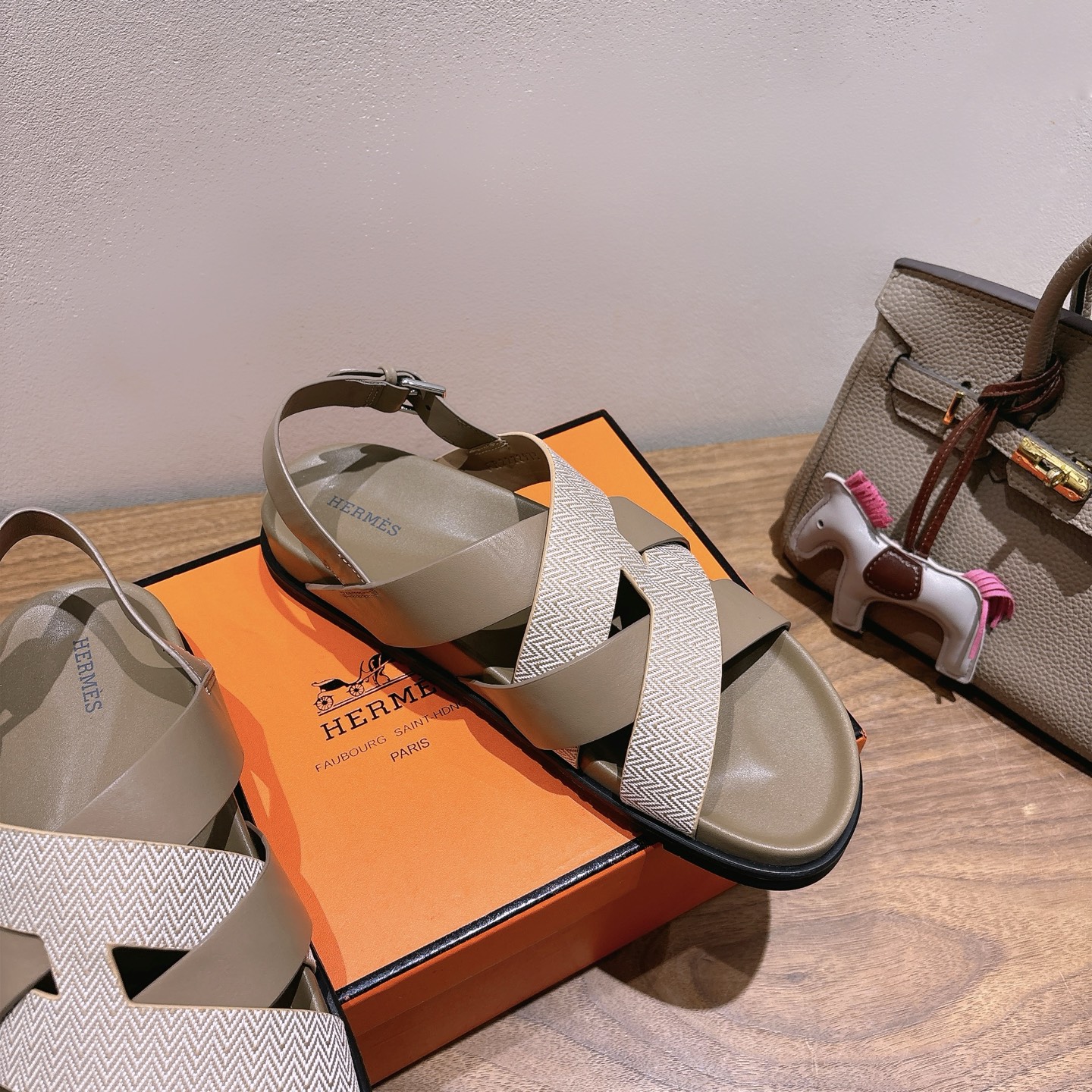 herme…s ss25 new arrival～
专柜大热情侣款，H家配货首选鞋履！
是爱马仕经典款
每一季都会出很多颜色
绝对是最值得买的配货之一
有遇到的男神女神!真的不要错过！！
他超轻、超舒适
走久不累、价格不贵
后面还有个辅助穿鞋的小圈
顶级精品 35-49，可定做45 46 47 48 49 P350男➕20
