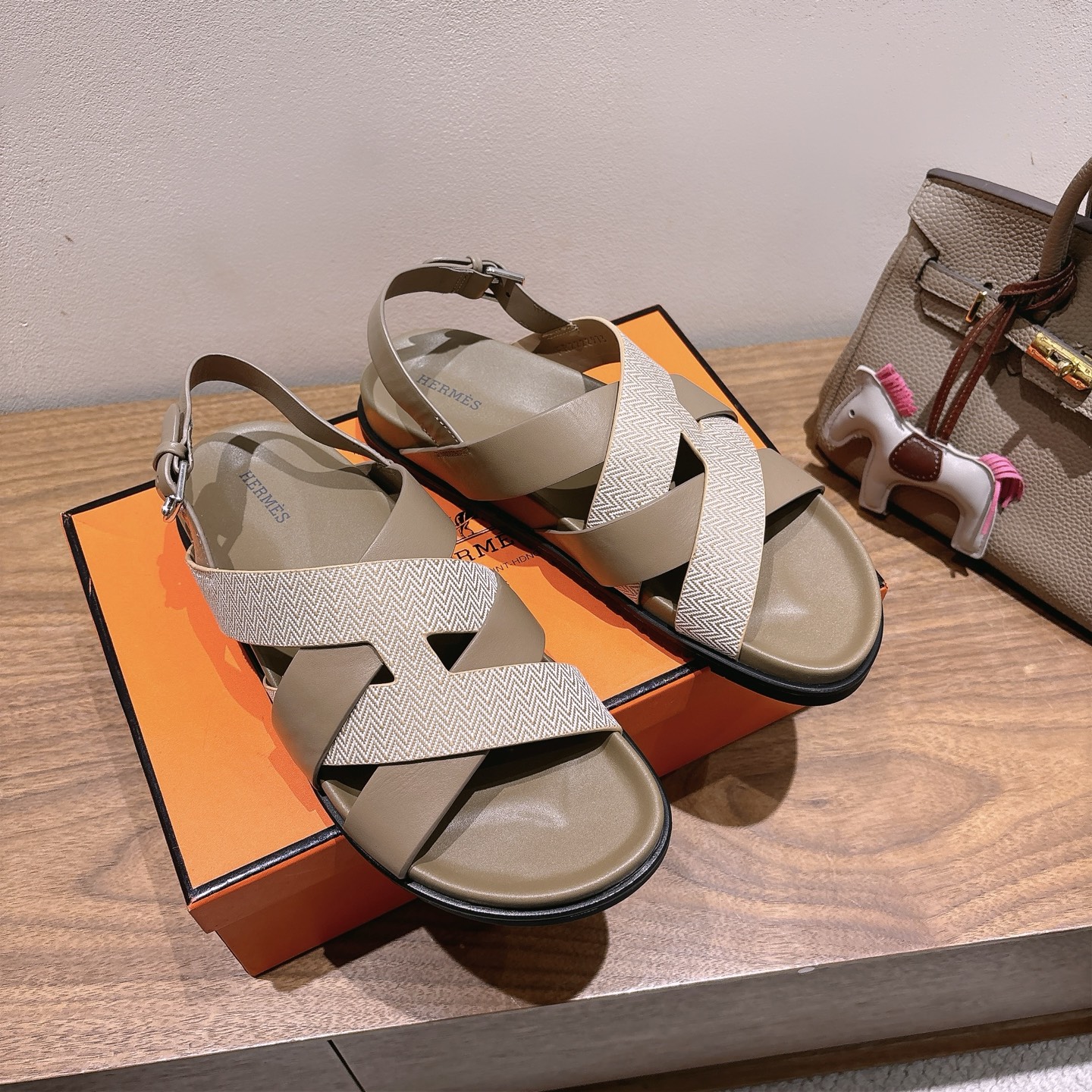 herme…s ss25 new arrival～
专柜大热情侣款，H家配货首选鞋履！
是爱马仕经典款
每一季都会出很多颜色
绝对是最值得买的配货之一
有遇到的男神女神!真的不要错过！！
他超轻、超舒适
走久不累、价格不贵
后面还有个辅助穿鞋的小圈
顶级精品 35-49，可定做45 46 47 48 49 P350男➕20
