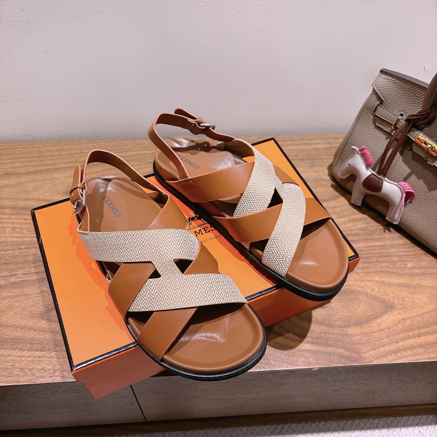 herme…s ss25 new arrival～
专柜大热情侣款，H家配货首选鞋履！
是爱马仕经典款
每一季都会出很多颜色
绝对是最值得买的配货之一
有遇到的男神女神!真的不要错过！！
他超轻、超舒适
走久不累、价格不贵
后面还有个辅助穿鞋的小圈
顶级精品 35-49，可定做45 46 47 48 49 P350男➕20
