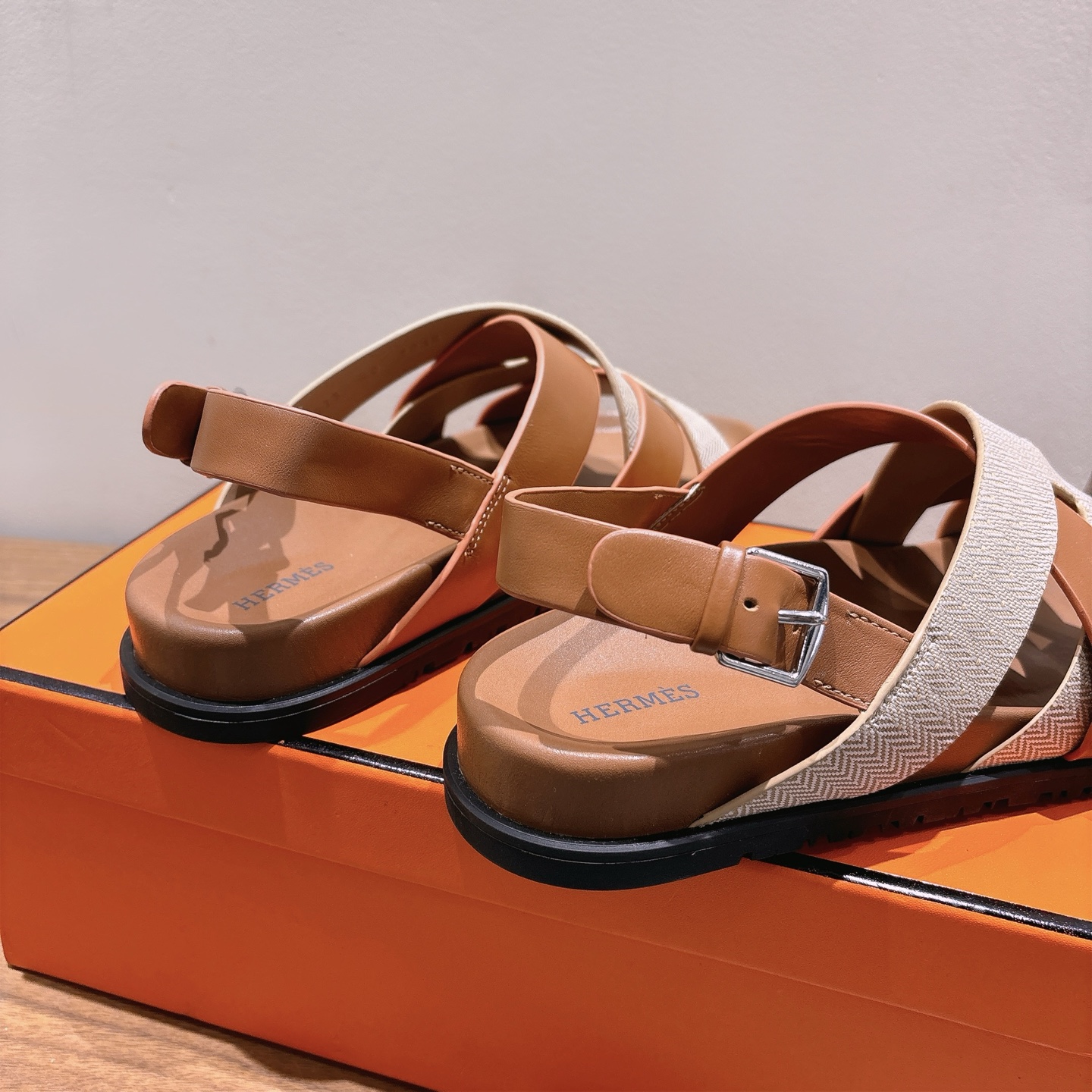 herme…s ss25 new arrival～
专柜大热情侣款，H家配货首选鞋履！
是爱马仕经典款
每一季都会出很多颜色
绝对是最值得买的配货之一
有遇到的男神女神!真的不要错过！！
他超轻、超舒适
走久不累、价格不贵
后面还有个辅助穿鞋的小圈
顶级精品 35-49，可定做45 46 47 48 49 P350男➕20
