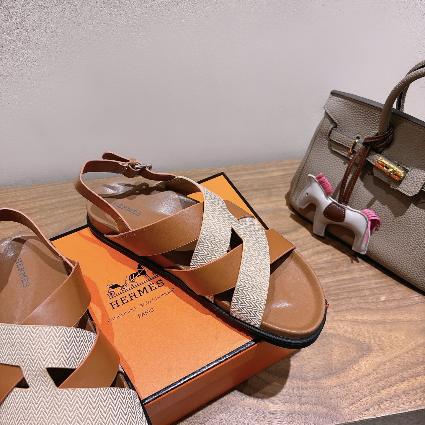 herme…s ss25 new arrival～
专柜大热情侣款，H家配货首选鞋履！
是爱马仕经典款
每一季都会出很多颜色
绝对是最值得买的配货之一
有遇到的男神女神!真的不要错过！！
他超轻、超舒适
走久不累、价格不贵
后面还有个辅助穿鞋的小圈
顶级精品 35-49，可定做45 46 47 48 49 P350男➕20
