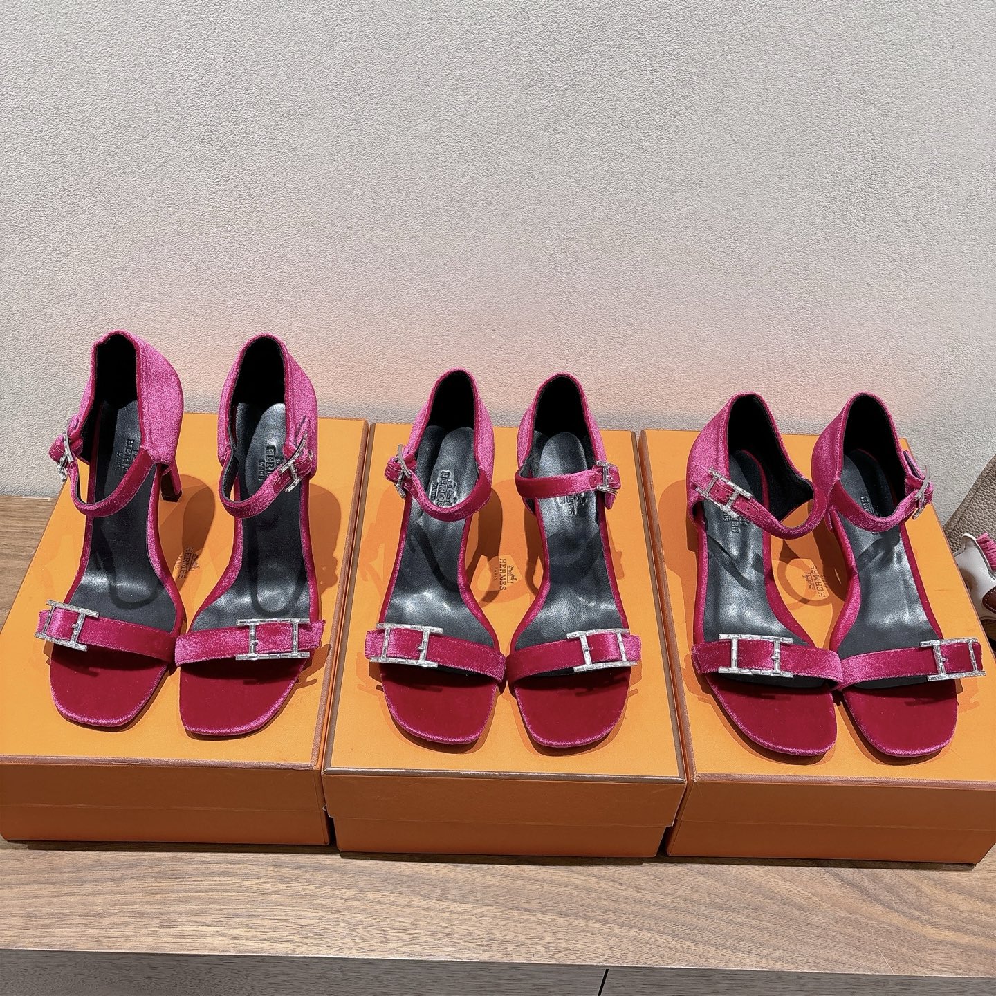 NO:411575,Hermes... Hermes Eclair 2025 new colors + hot series!  The style is super positive, with a certain thickness*** that makes your legs look longer!  Body breathable, comfortable calfskin, a single item that combines color combinations with both appearance and comfort!  Channel supply: size 35-39 can be determined by 34.40.41.42.43 Heel height 10.5cm 7cm 4.5cm, high heel sandals, hermes, hermes, sandals, high heels, cowhide19860909Hermes... 爱马仕 Eclair 2025新色+爆款系列！ 版型超正,有一定厚度**显腿长！透体透气 舒适的小牛皮 春夏拼色兼具颜值舒适度的单品！ 渠道货源 码数 size 35-39可定34.40.41.42.43 跟高10.5cm 7cm 4.5cm,高跟鞋凉鞋,hermes,hermes,sandals,high heels,cowhide,Women's Shoes