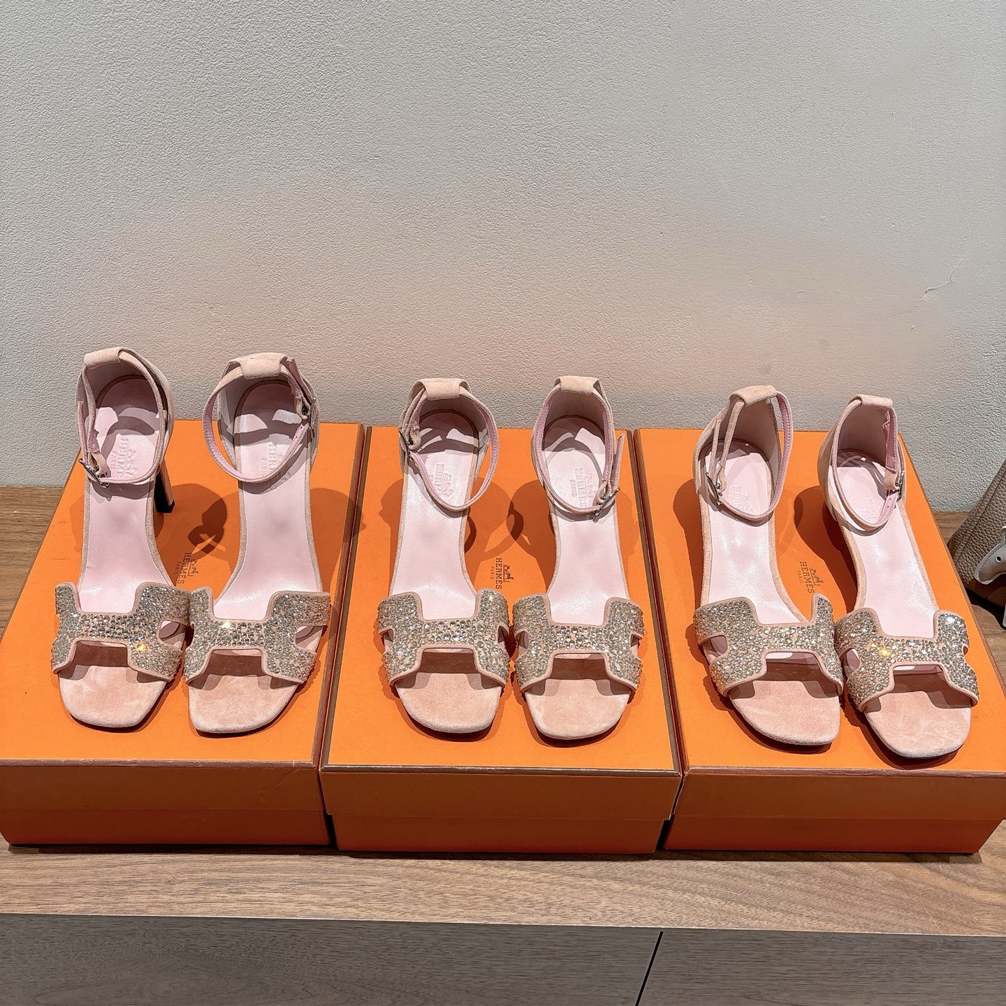 NO:265615,Hermes... a Eclair 2025 new color   hot series. The style is super positive, with a certain thickness that increases the height and makes your legs look longer!  Body breathable, comfortable calfskin, a single item that combines color combinations with both appearance and comfort!  Channel supply: size 35-39 can be determined by 34.40.41.42.43 Heel height 10.5cm 7cm 4.5cm, high heel sandals, christian louboutin, hermes, sandals, high heels, cowhide19860909Hermes... a Eclair 2025新色 爆款系列 版型超正,有一定厚度增高显腿长！透体透气 舒适的小牛皮 春夏拼色兼具颜值舒适度的单品！ 渠道货源 码数 size 35-39可定34.40.41.42.43 跟高10.5cm 7cm 4.5cm,高跟鞋凉鞋,christian louboutin,hermes,sandals,high heels,cowhide,Women's Shoes