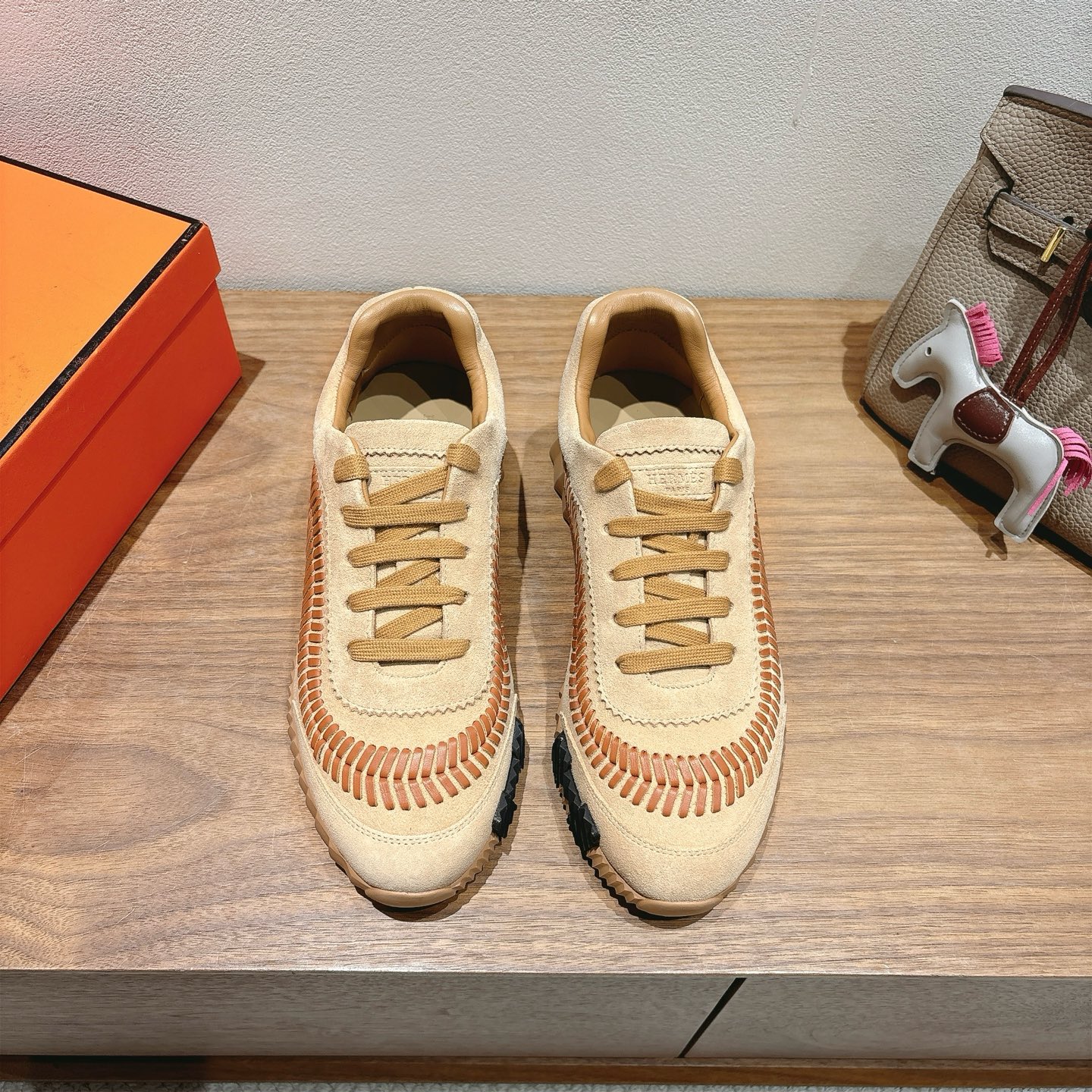 NO:535244,herme…s ss25 new arrival~ Hot couple style for counters, the first choice for H home delivery!  It is a classic Hermes model and it will be released in many colors every season. It is definitely one of the most worth buying gifts. I have met a male and female goddess! Don’t miss it!  !  He is super light and comfortable. He is not tired after walking for a long time and is not expensive. There is also a small circle for assisting shoes behind. Top quality 35-44, can be customized 45 46. Men's model 20, casual shoes/sports shoes, hermes, hermes, sneakers19860909herme…s ss25 new arrival～ 专柜大热情侣款,H家配货首选鞋履！ 是爱马仕经典款 每一季都会出很多颜色 绝对是最值得买的配货之一 有遇到的男神女神!真的不要错过！！ 他超轻、超舒适 走久不累、价格不贵 后面还有个辅助穿鞋的小圈 顶级精品 35-44,可定做45 46 男款20,休闲鞋/运动鞋,hermes,hermes,sneakers,Women's Shoes