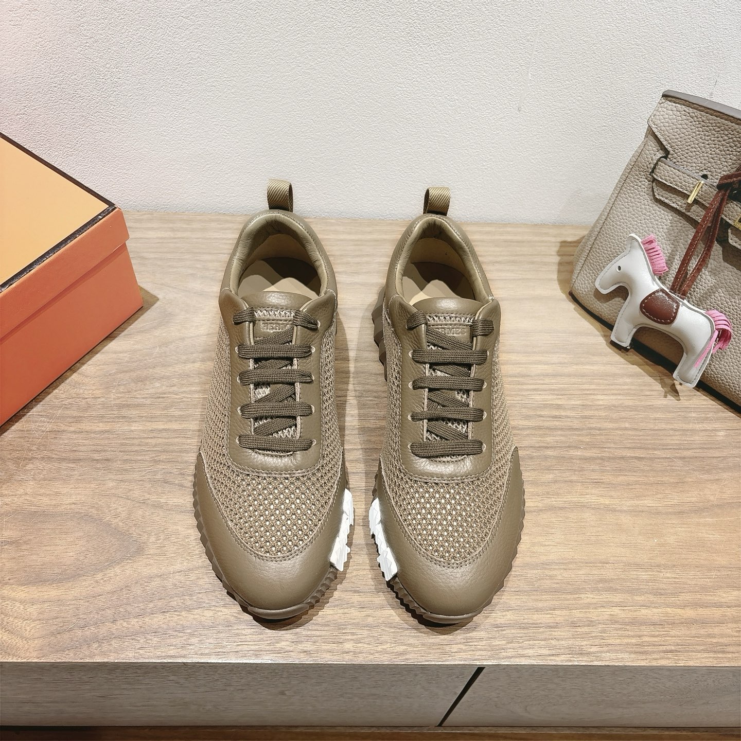 NO:411551,Hermes ss25 new arrival~casual sports shoes!  The popular couple styles for the counter, the first choice for H-home accessories!  It is a classic Hermes model and it will be released in many colors every season. It is definitely one of the most worth buying gifts. I have met a male and female goddess! Don’t miss it!  !  He is super light and comfortable. He is not tired after walking for a long time and is not expensive. Size 35-44 (can be customized 45 46), casual shoes/sports shoes, hermes, hermes, sneakers19860909Hermes 爱马仕ss25 new arrival～休闲运动鞋！ 专柜大热情侣款,H家配货首选鞋履！ 是爱马仕经典款 每一季都会出很多颜色 绝对是最值得买的配货之一 有遇到的男神女神!真的不要错过！！ 他超轻、超舒适 走久不累、价格不贵 码数35-44（可定做45 46）,休闲鞋/运动鞋,hermes,hermes,sneakers,Women's Shoes