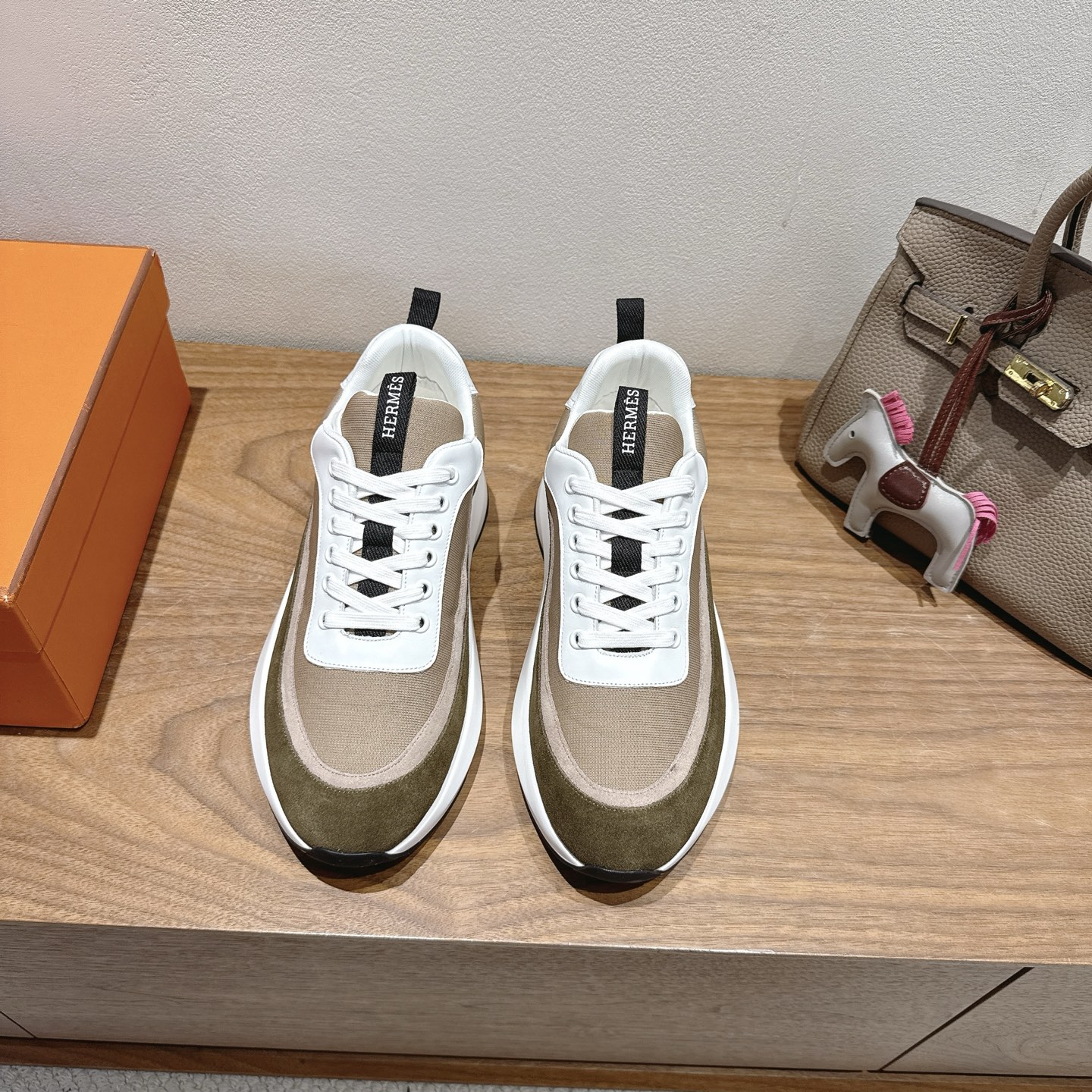 NO:347834,Real price for men] H home 25ss early spring white shoes!  The lasted boots + British retro design, classic and beautiful!  The original inverted mold last is the ultimate 1:1 shape, and imported high-end fabrics show a delicate texture!  Customized A-level high-definition private mold bottom with luxurious packaging!  - Unparalleled quality, 39-44 can be determined by 38.45.46,,boots19860909实价男款】H家25ss早春小白鞋！经楦靴型+英伦复古设计,经典耐看！原版倒模楦型,极致1:1形体,进口高端面料呈现出精致质感！ 开模定制A级高密私模大底,奢华包装！ -无二品质,39-44可定38.45.46,,boots,Men's shoes