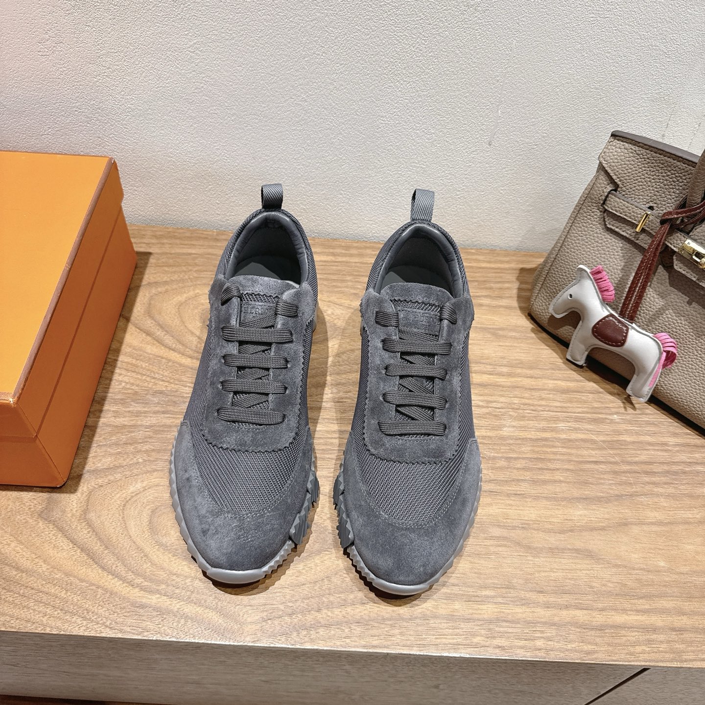 NO:408176,herme…s ss25new arrival~ Hot couples style for counters, the first choice for H home delivery!  It is a classic Hermes model and it will be released in many colors every season. It is definitely one of the most worth buying gifts. I have met a male and female goddess! Don’t miss it!  !  He is super light and comfortable. He is not tired after walking for a long time and is not expensive. There is also a small circle for assisting shoes behind. Top quality 35-44, can be customized 45 46. Men's model 20, casual shoes/sports shoes, hermes, hermes, sneakers19860909herme…s ss25new arrival～ 专柜大热情侣款,H家配货首选鞋履！ 是爱马仕经典款 每一季都会出很多颜色 绝对是最值得买的配货之一 有遇到的男神女神!真的不要错过！！ 他超轻、超舒适 走久不累、价格不贵 后面还有个辅助穿鞋的小圈 顶级精品 35-44,可定做45 46 男款20,休闲鞋/运动鞋,hermes,hermes,sneakers,Women's Shoes