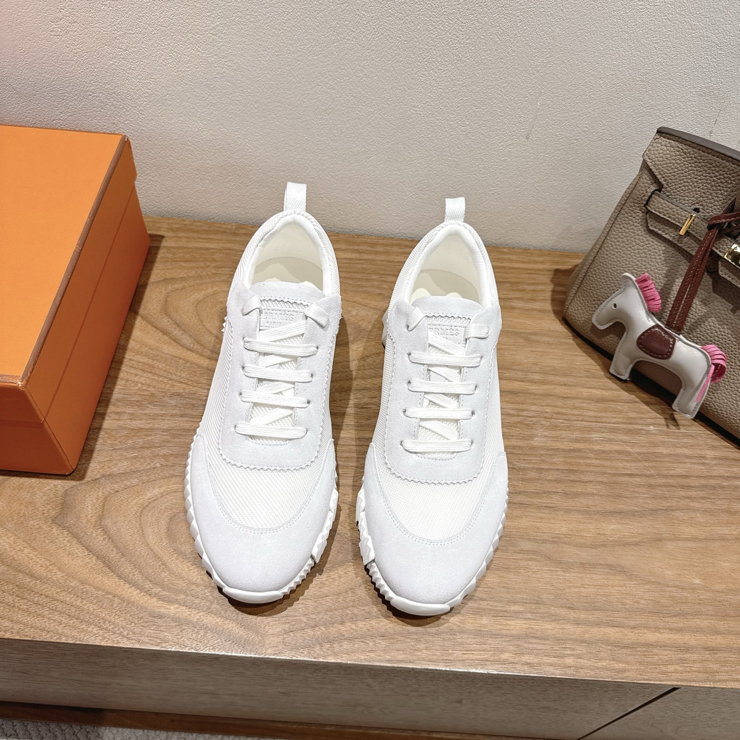 NO:408179,herme…s ss25new arrival~ Hot couples style for counters, the first choice for H home delivery!  It is a classic Hermes model and it will be released in many colors every season. It is definitely one of the most worth buying gifts. I have met a male and female goddess! Don’t miss it!  !  He is super light and comfortable. He is not tired after walking for a long time and is not expensive. There is also a small circle for assisting shoes behind. Top quality 35-44, can be customized 45 46. Men's model 20, casual shoes/sports shoes, hermes, hermes, sneakers19860909herme…s ss25new arrival～ 专柜大热情侣款,H家配货首选鞋履！ 是爱马仕经典款 每一季都会出很多颜色 绝对是最值得买的配货之一 有遇到的男神女神!真的不要错过！！ 他超轻、超舒适 走久不累、价格不贵 后面还有个辅助穿鞋的小圈 顶级精品 35-44,可定做45 46 男款20,休闲鞋/运动鞋,hermes,hermes,sneakers,Women's Shoes