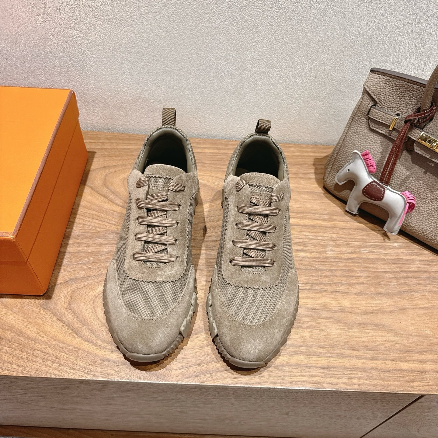 NO:403889,herme…s ss25new arrival~ Hot couples style for counters, the first choice for H home delivery!  It is a classic Hermes model and it will be released in many colors every season. It is definitely one of the most worth buying gifts. I have met a male and female goddess! Don’t miss it!  !  He is super light and comfortable. He is not tired after walking for a long time and is not expensive. There is also a small circle for assisting shoes behind. Top quality 35-44, can be customized 45 46. Men's model 20, casual shoes/sports shoes, hermes, hermes, sneakers19860909herme…s ss25new arrival～ 专柜大热情侣款,H家配货首选鞋履！ 是爱马仕经典款 每一季都会出很多颜色 绝对是最值得买的配货之一 有遇到的男神女神!真的不要错过！！ 他超轻、超舒适 走久不累、价格不贵 后面还有个辅助穿鞋的小圈 顶级精品 35-44,可定做45 46 男款20,休闲鞋/运动鞋,hermes,hermes,sneakers,Women's Shoes