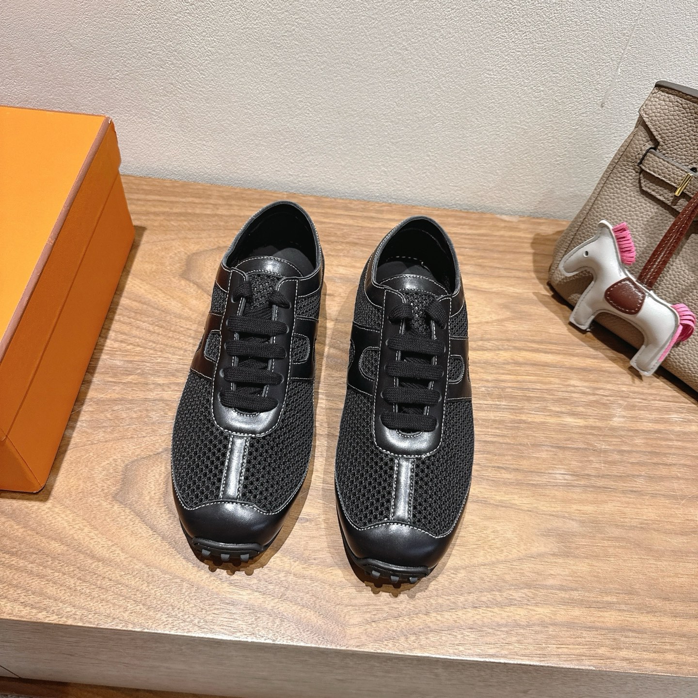 NO:408173,herme…s ss25new arrival~ Hot couples style for counters, the first choice for H home delivery!  It is a classic Hermes model and it will be released in many colors every season. It is definitely one of the most worth buying gifts. I have met a male and female goddess! Don’t miss it!  !  He is super light and comfortable. He is not tired after walking for a long time and is not expensive. There is also a small circle for assisting shoes behind. Top quality products 35-41, boot casual shoes/sports shoes, hermes, hermes, boots, sneakers19860909herme…s ss25new arrival～ 专柜大热情侣款,H家配货首选鞋履！ 是爱马仕经典款 每一季都会出很多颜色 绝对是最值得买的配货之一 有遇到的男神女神!真的不要错过！！ 他超轻、超舒适 走久不累、价格不贵 后面还有个辅助穿鞋的小圈 顶级精品 35-41,靴子休闲鞋/运动鞋,hermes,hermes,boots,sneakers,Women's Shoes