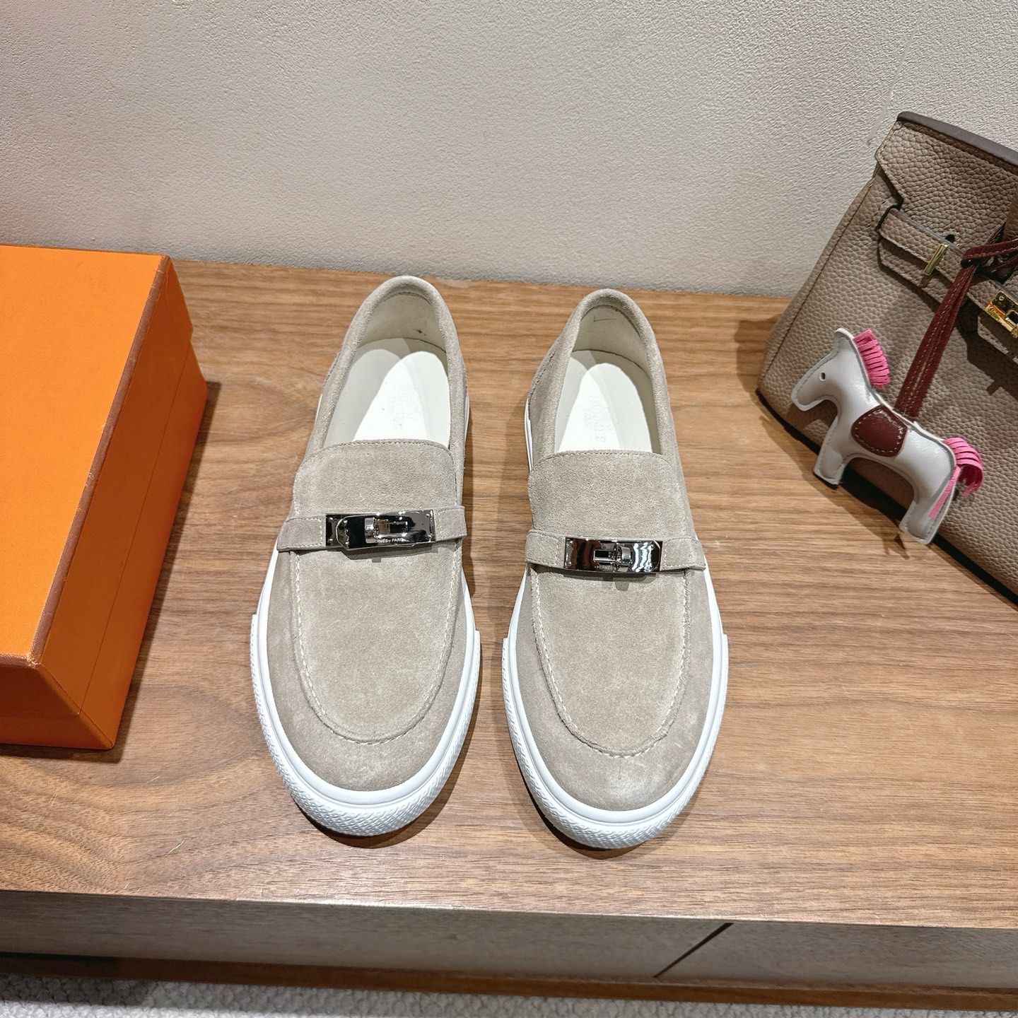 Hermès Suede Loafers - Classic Comfort and Style for Men and Women 2 i1749771041500 6452 0 0