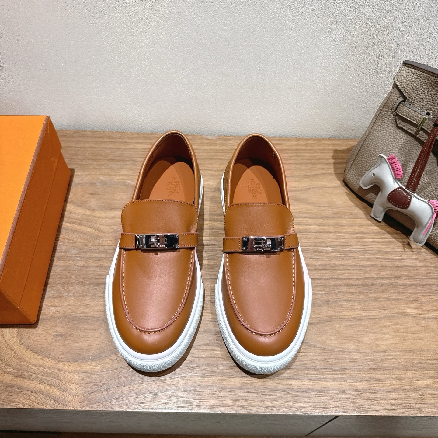 Elegantes mocasines Hermes para parejas, confort y estilo en cada paso