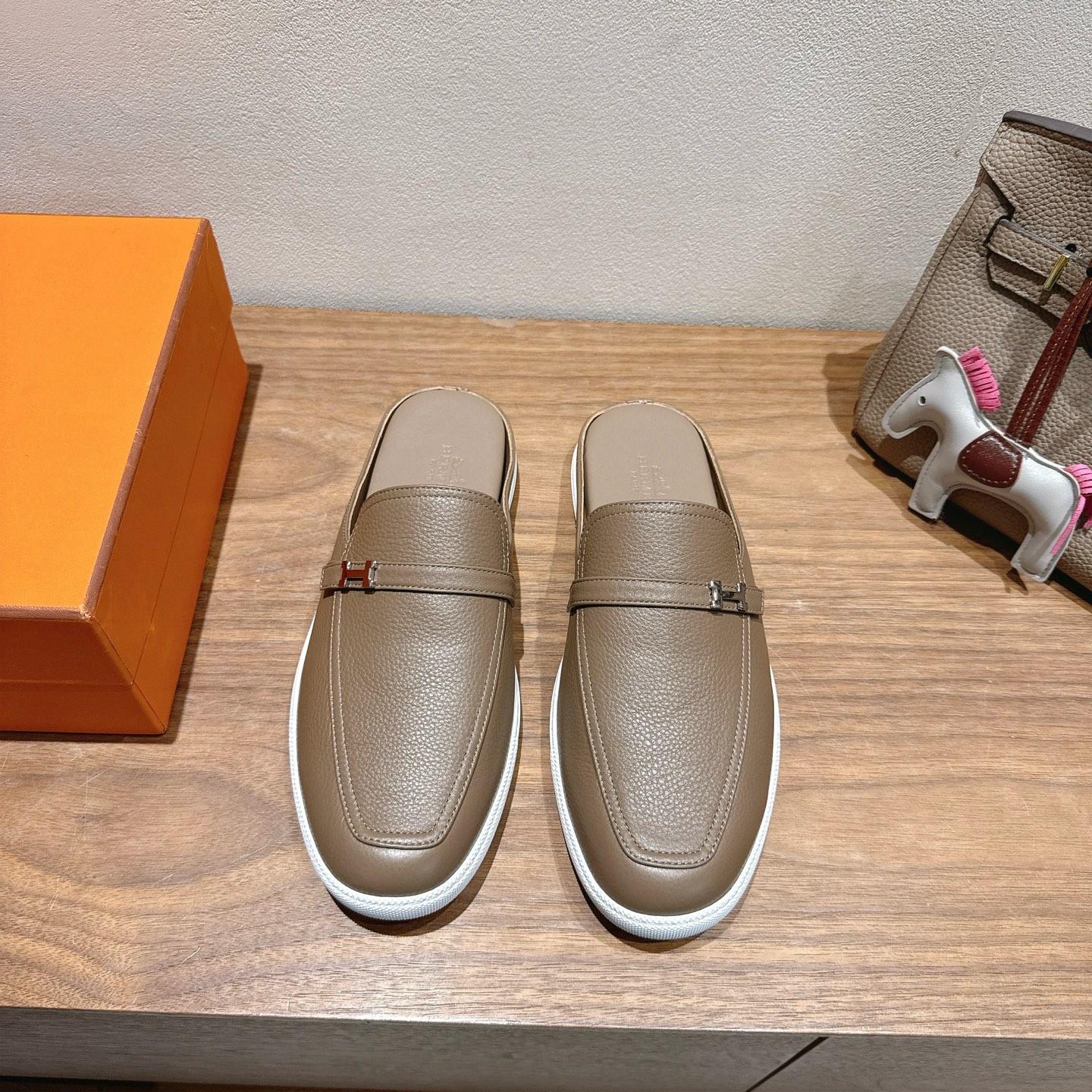 NO:411569,Men's 40Hermes ss25 new arrival~ Couple style casual semi-trailer (lazy shoes) Special counter hot couple style, H home accessories first choice shoes!  It is a classic Hermes model and it will be released in many colors every season. It is definitely one of the most worth buying gifts. I have met a male and female goddess! Don’t miss it!  !  He is super light and comfortable. He is not tired after walking for a long time and is not expensive. 35-44 (can be customized 45 46), semi-drag, hermes, hermes19860909男40Hermes 爱马仕 ss25 new arrival～情侣款休闲半拖（懒人鞋） 专柜大热情侣款,H家配货首选鞋履！ 是爱马仕经典款 每一季都会出很多颜色 绝对是最值得买的配货之一 有遇到的男神女神!真的不要错过！！ 他超轻、超舒适 走久不累、价格不贵 码数35-44（可定做45 46）,半拖,hermes,hermes,Women's Shoes