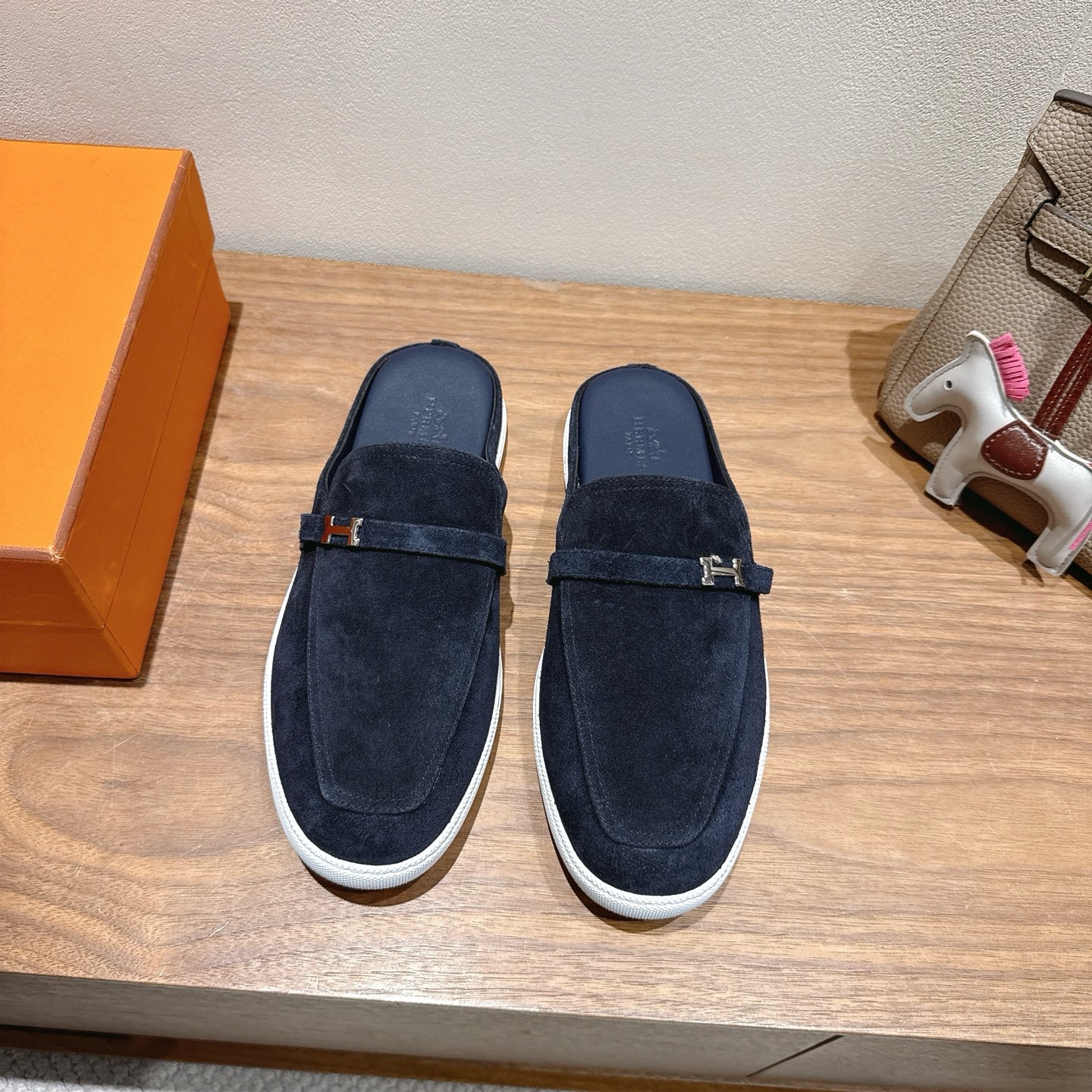 NO:411549,Men's 40Hermes ss25 new arrival~ Couple style casual semi-trailer (lazy shoes) Special counter hot couple style, H home accessories first choice shoes!  It is a classic Hermes model and it will be released in many colors every season. It is definitely one of the most worth buying gifts. I have met a male and female goddess! Don’t miss it!  !  He is super light and comfortable. He is not tired after walking for a long time and is not expensive. 35-44 (can be customized 45 46), semi-drag, hermes, hermes19860909男40Hermes 爱马仕 ss25 new arrival～情侣款休闲半拖（懒人鞋） 专柜大热情侣款,H家配货首选鞋履！ 是爱马仕经典款 每一季都会出很多颜色 绝对是最值得买的配货之一 有遇到的男神女神!真的不要错过！！ 他超轻、超舒适 走久不累、价格不贵 码数35-44（可定做45 46）,半拖,hermes,hermes,Women's Shoes