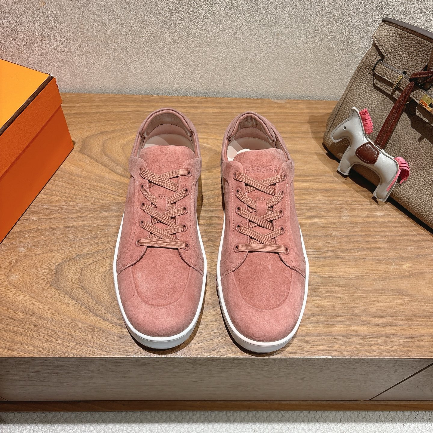 NO:355501,Real-price official website limited edition [couple model] H home 25ss autumn and winter shoes!  The lasted boots + British retro design, classic and beautiful!  The original inverted mold last is extremely 1:1 shape h, soft and delicate, presenting a delicate texture!  Customized A-level high-definition private mold bottom with luxurious packaging!  - Unparalleled quality, 35-44 can be determined by 45.46, boots19860909实价官网限量版【情侣款】H家25ss秋冬板鞋！经楦靴型+英伦复古设计,经典耐看！原版倒模楦型,极致1:1形体h柔软细腻,呈现出精致质感！ 开模定制A级高密私模大底,奢华包装！ -无二品质,35-44可定45.46,,boots,Men's shoes