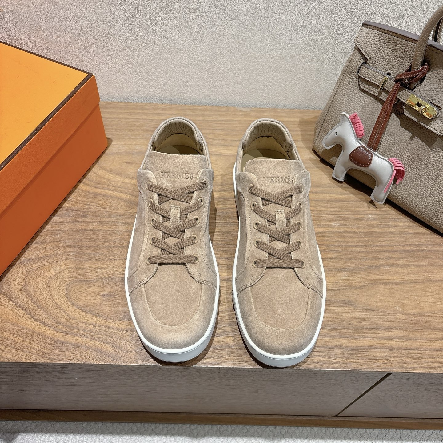 NO:419828,Hermes official website limited edition [Couple model] H home 25ss autumn and winter shoes!  The lasted boots + British retro design, classic and beautiful!  The original inverted mold last is extremely 1:1 shape h, soft and delicate, presenting a delicate texture!  Customized A-level high-definition private mold bottom with luxurious packaging!  Size 35-44 (can be determined by 45.46), casual shoes/sports shoes, hermes, hermes, boots, sneakers19860909Hermes 爱马仕官网限量版【情侣款】 H家25ss秋冬板鞋！经楦靴型+英伦复古设计,经典耐看！原版倒模楦型,极致1:1形体h柔软细腻,呈现出精致质感！ 开模定制A级高密私模大底,奢华包装！ 码数35-44（可定45.46）,休闲鞋/运动鞋,hermes,hermes,boots,sneakers,Women's Shoes