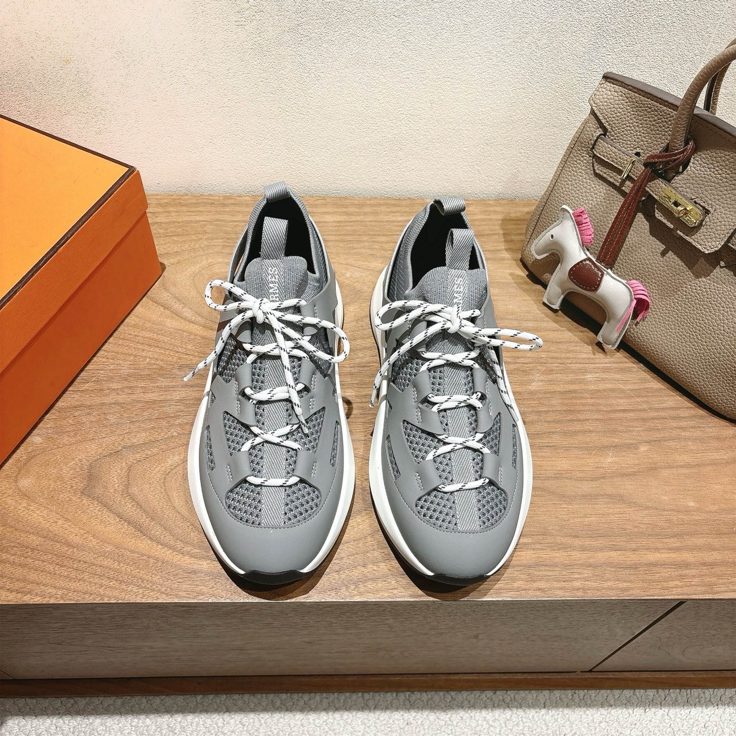 NO:355488,Herme…s 25 new sports shoes Hjia 2025giga sports shoes new height 3.5cm, a perfect artifact. Original open mold sole, perfect shoe last, very stylish, very light, full foot feeling size38-46,,hermes,sneakers19860909实价herme…s 25 运动鞋新品 H家2025giga运动鞋新品 增高3.5cm ,妥妥神器一枚 原版开模大底,完美鞋楦,很有型 很轻便,脚感满分 size38-46,,hermes,sneakers,Men's shoes