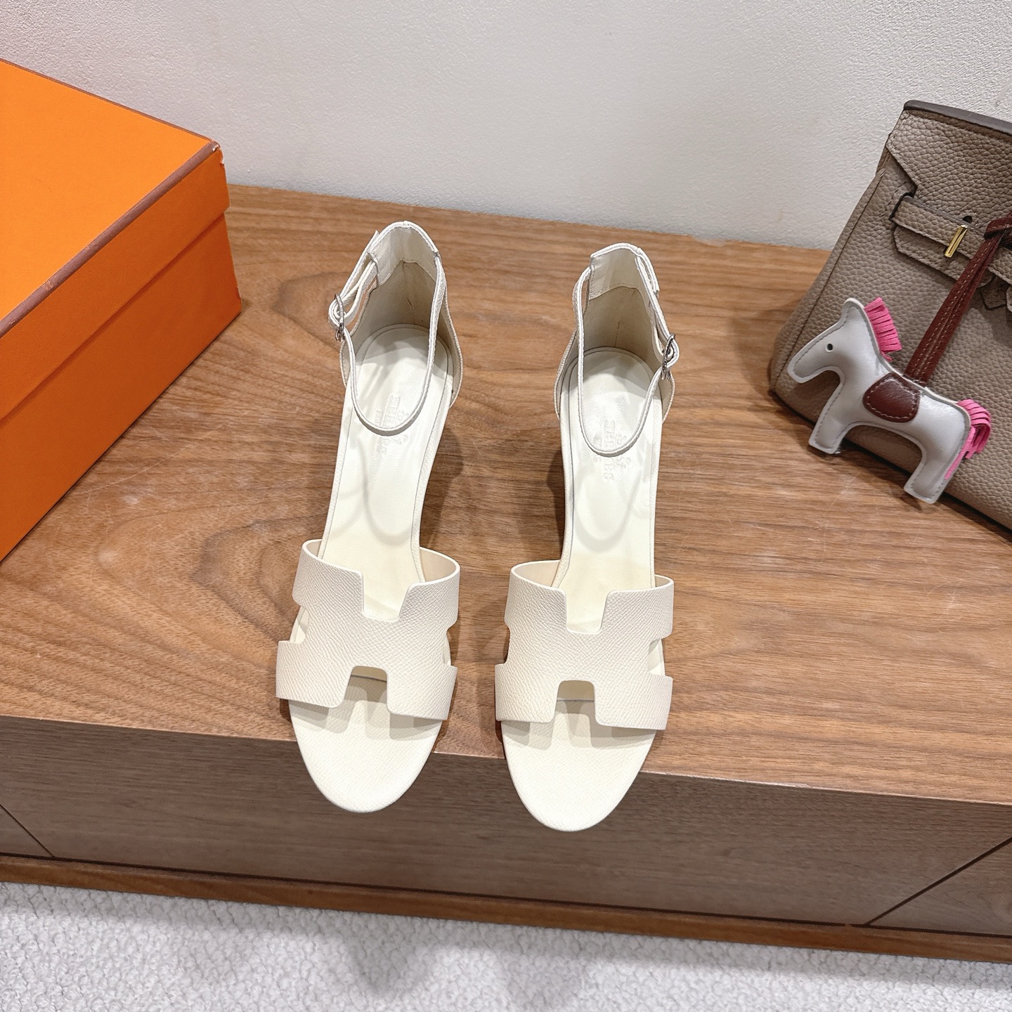 NO:443744,Hermes... a Eclair 2025 new color + hot series. The style is super positive, with a certain thickness that increases the height and makes your legs look longer!  Body breathable, comfortable calfskin, a single item that combines color combinations with both appearance and comfort!  Channel supply code size 35-39 can be set 40.41, sandals, hermes, sandals, cowhide19860909Hermes... a Eclair 2025新色+爆款系列 版型超正,有一定厚度增高显腿长！透体透气 舒适的小牛皮 春夏拼色兼具颜值舒适度的单品！ 渠道货源 码数 size 35-39可定40.41,凉鞋,hermes,sandals,cowhide,Women's Shoes