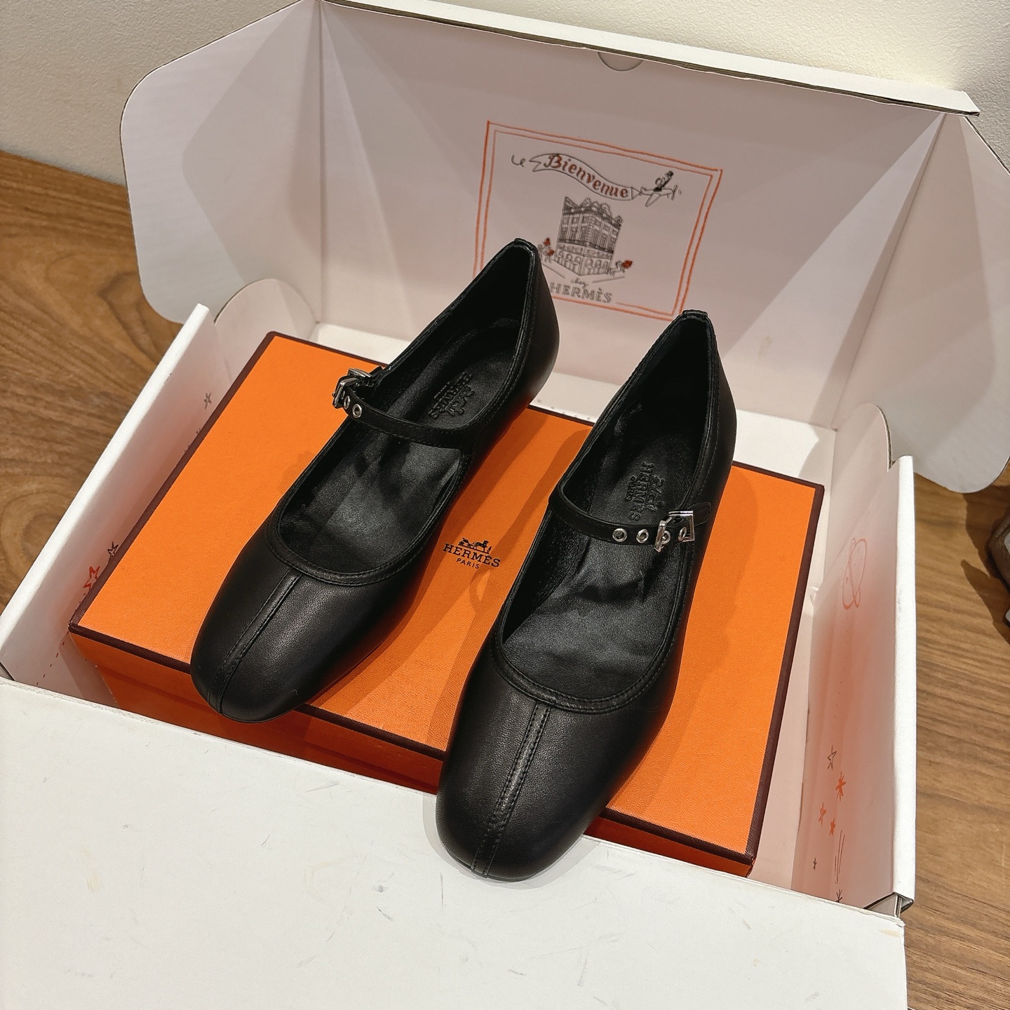 NO:443729,Hermes... a Eclair 2025 new color + hot series. The style is super positive, with a certain thickness that increases the height and makes your legs look longer!  Body breathable, comfortable calfskin, a single item that combines color combinations with both appearance and comfort!  Channel supply code size 35-39 can be set 40.41 with aircraft box 20, single shoes, hermes, cowhide19860909Hermes... a Eclair 2025新色+爆款系列 版型超正,有一定厚度增高显腿长！透体透气 舒适的小牛皮 春夏拼色兼具颜值舒适度的单品！ 渠道货源 码数 size 35-39可定40.41 配飞机盒20,单鞋,hermes,cowhide,Women's Shoes