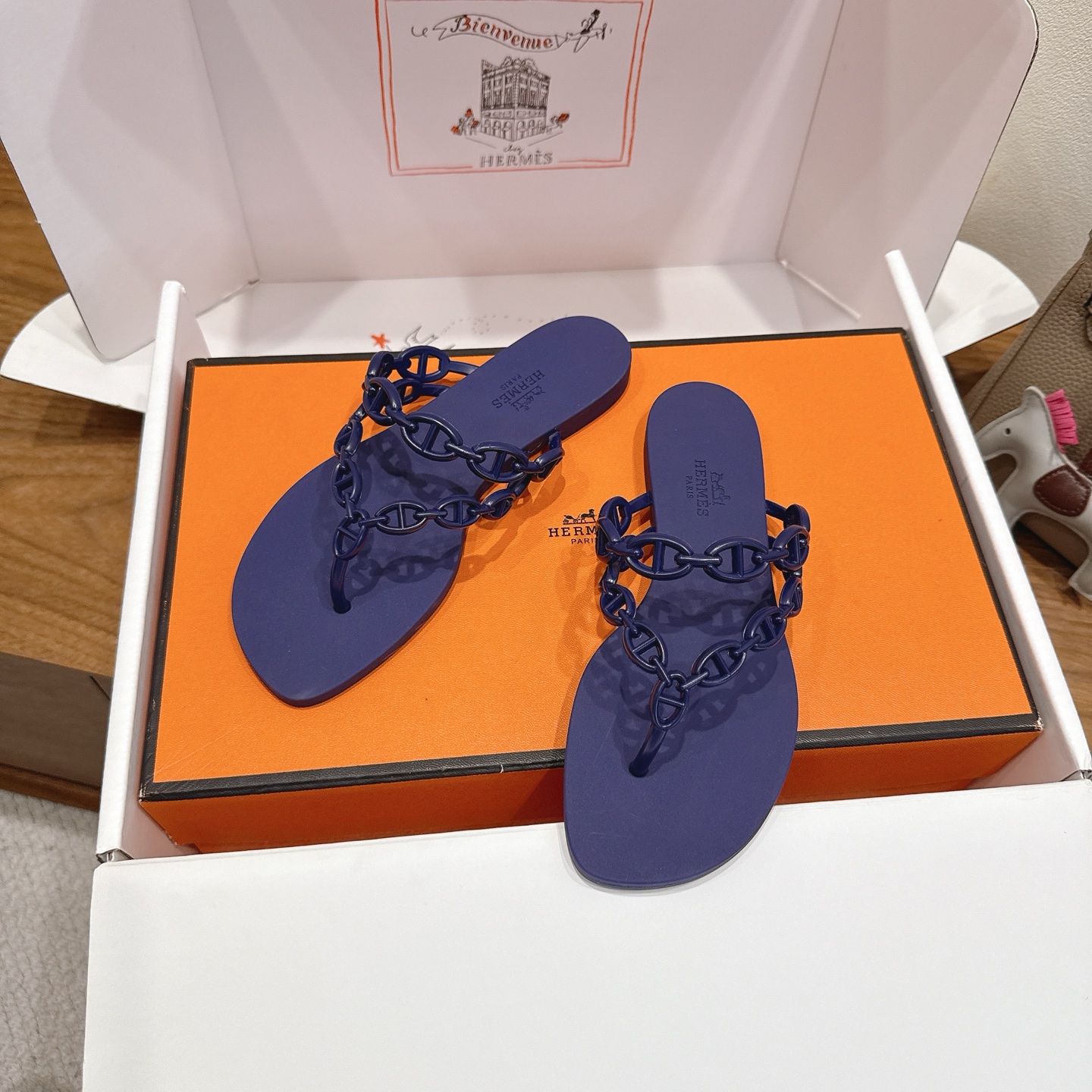 NO:443704,Hermes... Pig Nose 2025 new product + hot series Original large bottom, exclusive mold opening, top quality, spring and summer color combination and appearance comfort!  Channel source: Women's code 35-39 can be customized 40, split-toe shoes, hermes19860909Hermes... 猪鼻子 2025新品+爆款系列 原版大底,独家开模,顶级品质 春夏拼色兼具颜值舒适度的单品！ 渠道货源 女码35-39 可订做40,分趾鞋,hermes,Women's Shoes