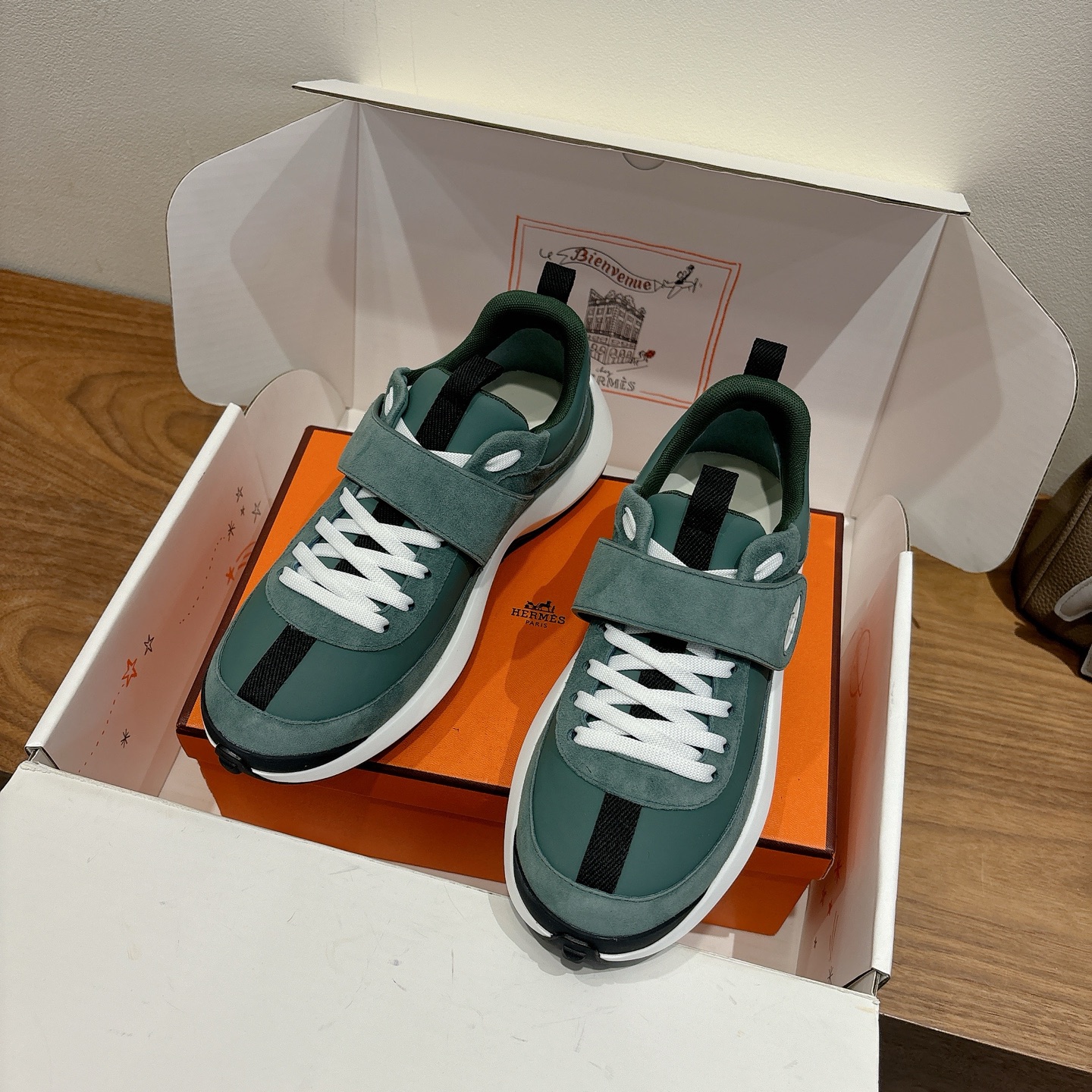 NO:348837,Women's Size Men's Size H Family 25ss autumn and winter new daddy shoes last boots + British retro design, classic and beautiful!  The original inverted mold last is the ultimate 1:1 shape, and imported high-end fabrics show a delicate texture!  Customized A-level high-definition private mold bottom with luxurious packaging!  Code count 35-44 can be determined by 45.46, boots19860909女码 男码 H家25ss秋冬新款老爹鞋经楦靴型+英伦复古设计,经典耐看！原版倒模楦型,极致1:1形体,进口高端面料呈现出精致质感！ 开模定制A级高密私模大底,奢华包装！ 码数35-44可定45.46,,boots,Men's shoes