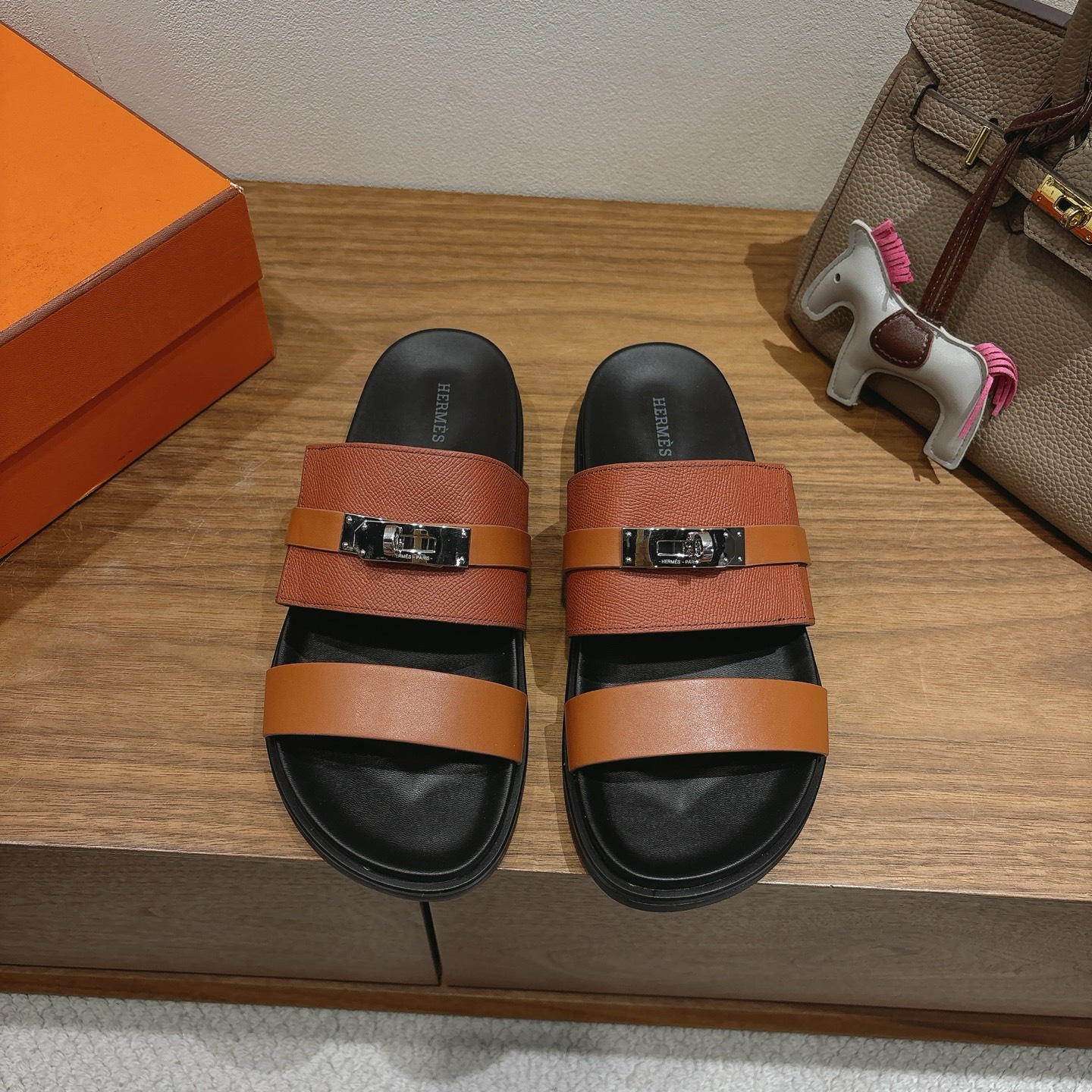 NO:443723,Hermes... a Eclair slippers 2025 new product + hot series The sole is light and has a certain thickness to increase the height and make your legs look longer!  Body breathable Comfortable leather fabric!  A single item that combines color combinations with good looks and comfort!  Channel supply code number 35-44 can be determined 45.46 men's model 20, slippers, hermes, slippers, cowhide19860909Hermes... a Eclair拖鞋 2025新品+爆款系列 鞋底轻盈,有一定厚度增高显腿长！透体透气 舒适的牛皮面料！ 春夏拼色兼具颜值舒适度的单品！ 渠道货源 码数 35-44 可定45.46 男款20,拖鞋,hermes,slippers,cowhide,Women's Shoes