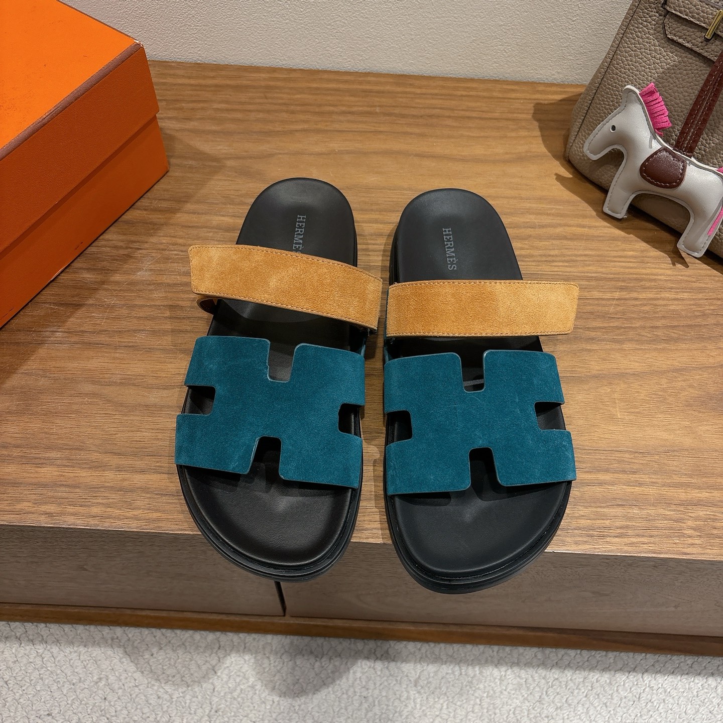 NO:443740,Herme…s ss25 official website latest color, new arrival~ Upgraded version of H second uncle slippers, you must call crazily. The classic 25 new color scheme is so beautiful. The splicing contrast of different colors and materials can easily interpret the fashionable look!  Top quality 35-46 can be customized 45.46 men 20, slippers, hermes, slippers19860909Herme…s ss25官网最新颜色,new arrival～ 升级版H家二舅拖鞋,必须疯狂打call 经典的25新配色,也太好看了吧 不同颜色和材质的拼接撞色,轻松演绎时髦精look！ 顶级精品35-46可定45.46 男20,拖鞋,hermes,slippers,Women's Shoes