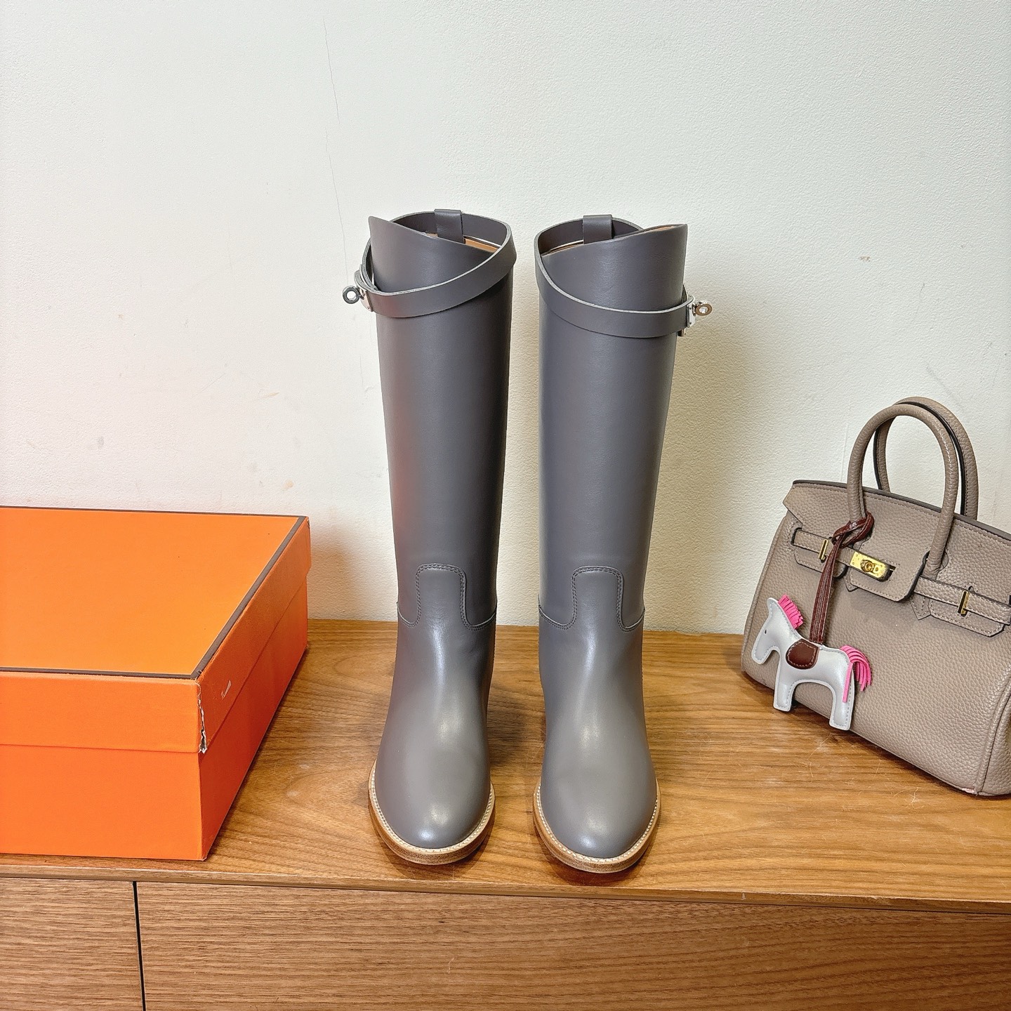 NO:461104,HERME…S Classic kelly boots ss autumn and winter style Classic kelly half, original calfskin material, different colors, it looks really good, a must-have for raising horses and rich women!  Lambskin inner, cowhide leather imported from Italy!  With original packaging and VIP outer box packaging!  Top quality 35-39 can be customized 40.41 41.42, boots, hermes, boots, cowhide, sheepskin19860909HERME…S 经典kelly长靴ss秋冬款 经典kelly半,原版小牛皮材料,不同颜色搭配,真的是好看极了,养马富婆必备品！ 内里小羊皮,鞋底意大利进口牛皮革！ 带原版包装及vip外盒包装！ 顶级精品35-39可定40.41 41.42,靴子,hermes,boots,cowhide,sheepskin,Women's Shoes