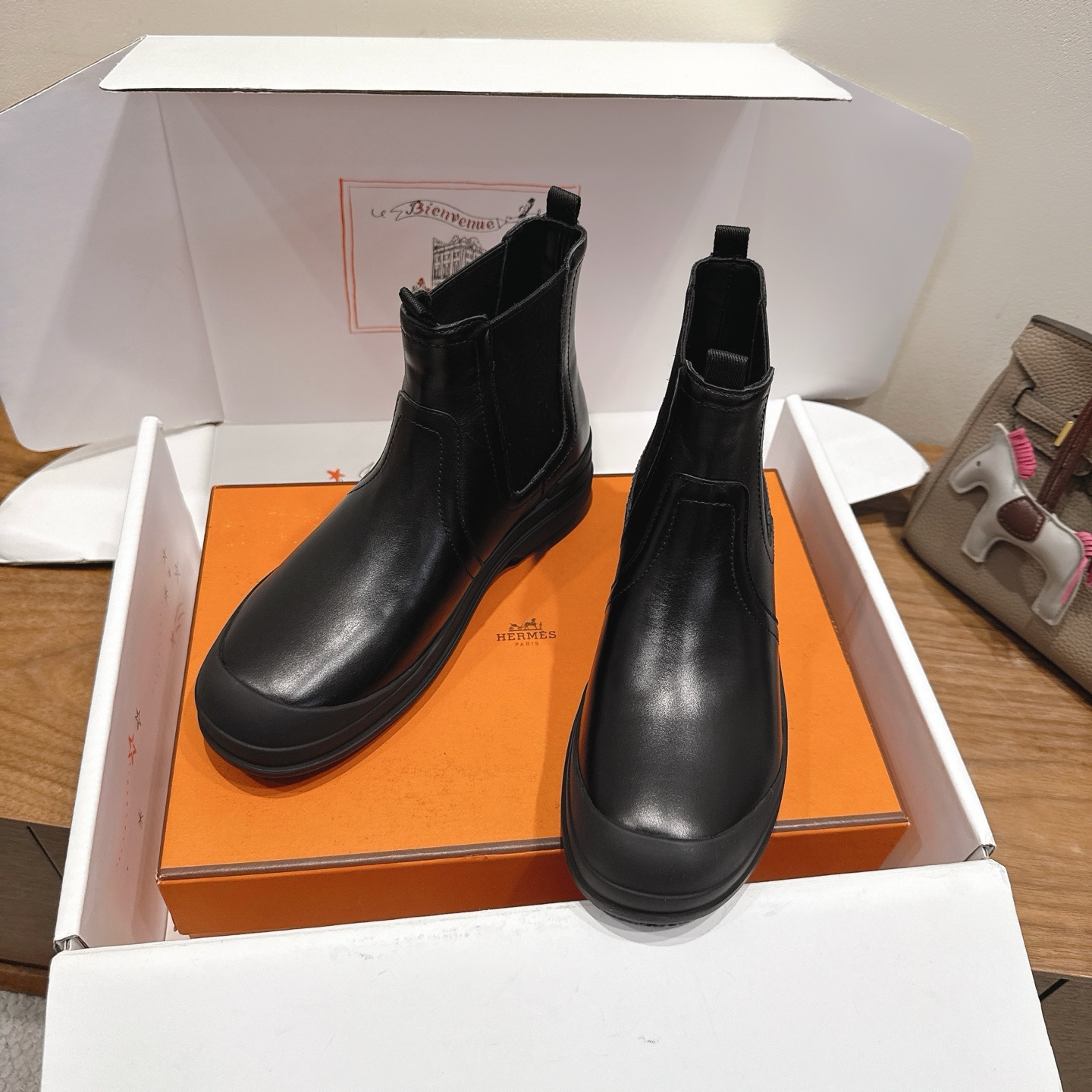 NO:466838,HERME…S Classic short boots ss25 new product, classic style, original calfskin material, different colors, it looks really good, a must-have for raising horses and rich women!  Lambskin inside, sole imported from Italy!  With original packaging, top quality 35-39 can be customized 40.41, boots, hermes, boots, cowhide, sheepskin19860909HERME…S 经典短靴ss25新品 经典版型,原版小牛皮材料,不同颜色搭配,真的是好看极了,养马富婆必备品！ 内里小羊皮,鞋底意大利进口材料！ 带原版包装 顶级精品35-39可定40.41,靴子,hermes,boots,cowhide,sheepskin,Women's Shoes