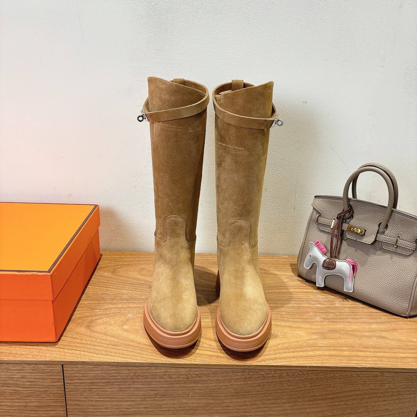 NO:483932,HERME…S Classic kelly boots ss2025 autumn and winter style classic kelly half, original calfskin material, different colors, it looks really good, a must-have for raising horses and rich women!  Lambskin inside, sole imported from Italy!  With original packaging and VIP outer box packaging!  Top quality 35-39 can be customized 40.41 42, boots, hermes, boots, cowhide, sheepskin19860909HERME…S 经典kelly长靴ss2025秋冬款 经典kelly半,原版小牛皮材料,不同颜色搭配,真的是好看极了,养马富婆必备品！ 内里小羊皮,鞋底意大利进口材料！ 带原版包装及vip外盒包装！ 顶级精品35-39可定40.41 42,靴子,hermes,boots,cowhide,sheepskin,Women's Shoes