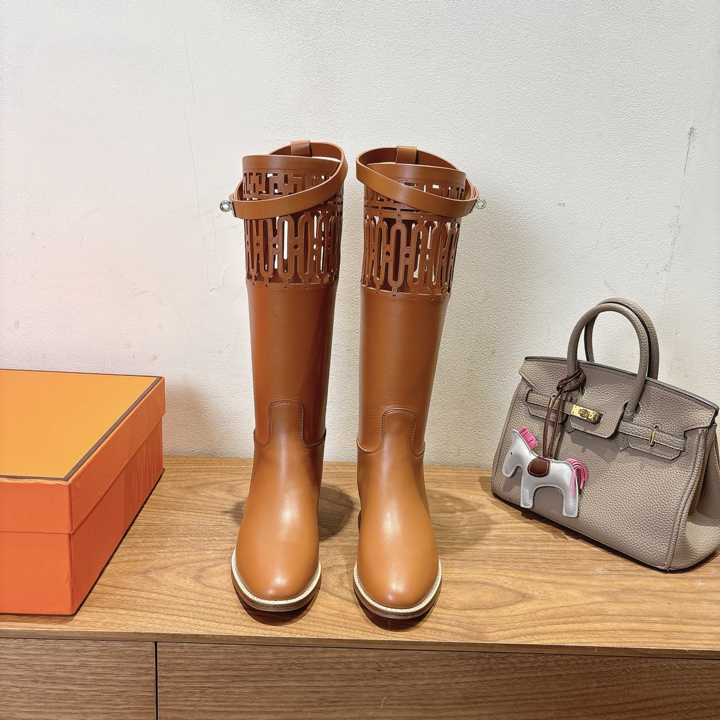 NO:483955,HERME…S Classic kelly boots ss25 autumn and winter style classic kelly half, original calfskin material, different colors, it looks really good, a must-have for raising horses and rich women!  Lambskin inside, sole imported from Italy!  With original packaging and VIP outer box packaging!  Top quality 35-39 can be customized 40.41 42, boots, hermes, boots, cowhide, sheepskin19860909HERME…S 经典kelly长靴ss25秋冬款 经典kelly半,原版小牛皮材料,不同颜色搭配,真的是好看极了,养马富婆必备品！ 内里小羊皮,鞋底意大利进口材料！ 带原版包装及vip外盒包装！ 顶级精品35-39可定40.41 42,靴子,hermes,boots,cowhide,sheepskin,Women's Shoes