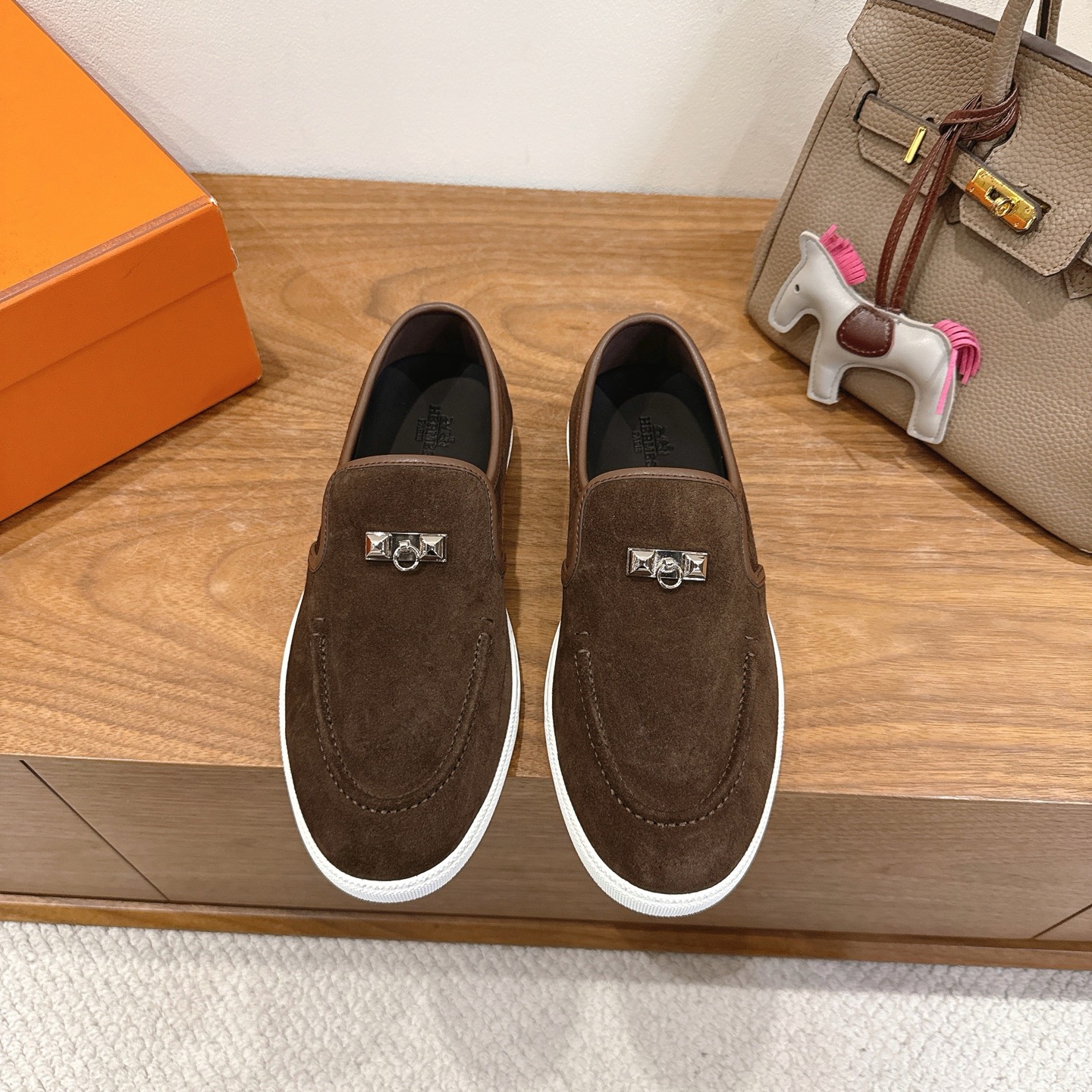 NO:357271,Herme…s ss ss25new arrival~ Hot couples style for counters, the first choice for H home delivery!  It is a classic Hermes model and it will be released in many colors every season. It is definitely one of the most worth buying gifts. I have met a male and female goddess! Don’t miss it!  !  He is super light and comfortable. He is not tired after walking for a long time and is not expensive. There is also a small circle for assisting shoes behind. Top quality products 35-44, can be customized 45 46,,hermes,hermes,hermes19860909实价herme…s ss25new arrival～ 专柜大热情侣款,H家配货首选鞋履！ 是爱马仕经典款 每一季都会出很多颜色 绝对是最值得买的配货之一 有遇到的男神女神!真的不要错过！！ 他超轻、超舒适 走久不累、价格不贵 后面还有个辅助穿鞋的小圈 顶级精品 35-44,可定做45 46,,hermes,hermes,Men's shoes