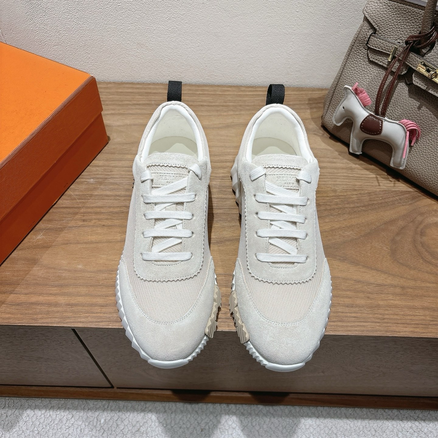 NO:465886,herme…s ss25new arrival~ Hot couples style for counters, the first choice for H home delivery!  It is a classic Hermes model and it will be released in many colors every season. It is definitely one of the most worth buying gifts. I have met a male and female goddess! Don’t miss it!  !  He is super light and comfortable. He is not tired after walking for a long time and is not expensive. There is also a small circle for assisting shoes behind. Top quality products 35-44, can be customized 45 46. Men's 20, loafers, hermes, hermes, loafers19860909herme…s ss25new arrival～ 专柜大热情侣款,H家配货首选鞋履！ 是爱马仕经典款 每一季都会出很多颜色 绝对是最值得买的配货之一 有遇到的男神女神!真的不要错过！！ 他超轻、超舒适 走久不累、价格不贵 后面还有个辅助穿鞋的小圈 顶级精品 35-44,可定做45 46 男款20,乐福鞋,hermes,hermes,loafers,Women's Shoes