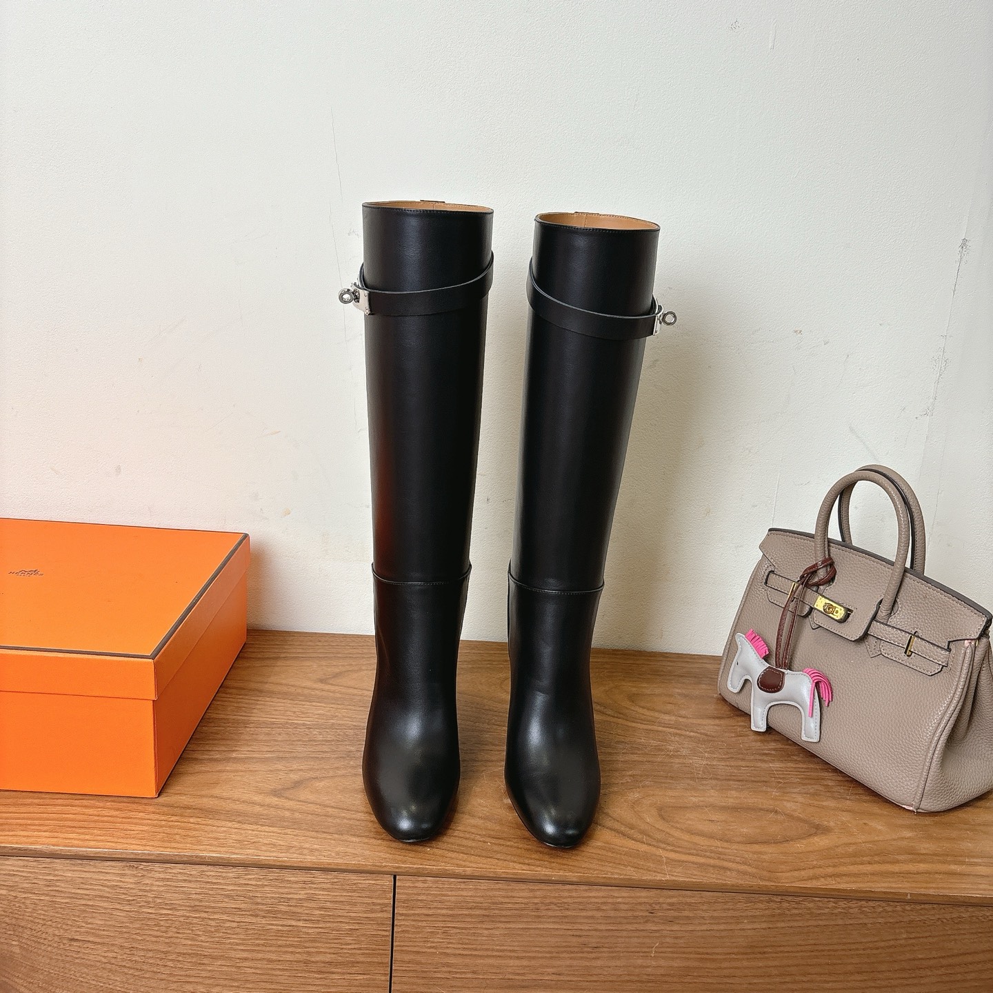 NO:483958,Pick [Purchase Agent Level] Hjia 2025 autumn and winter new short boots!  The lasted boots + British retro design, classic and beautiful!  The original inverted mold last is the ultimate 1:1 shape, imported high-end calfskin, showing a delicate texture!  Customized A-level high-definition private mold bottom with luxurious packaging!  Very high 9.5cm - Unparalleled quality, 35-39 can be customized 40 41 42 No return and exchange, boots, boots, cowhide19860909批【 代购级】H家2025秋冬新品短靴！经楦靴型+英伦复古设计,经典耐看！原版倒模楦型,极致1:1形体,进口高端小牛皮,呈现出精致质感！ 开模定制A级高密私模大底,奢华包装！很高9.5cm -无二品质,35-39可定40 41 42不退换,靴子,boots,cowhide,Women's Shoes