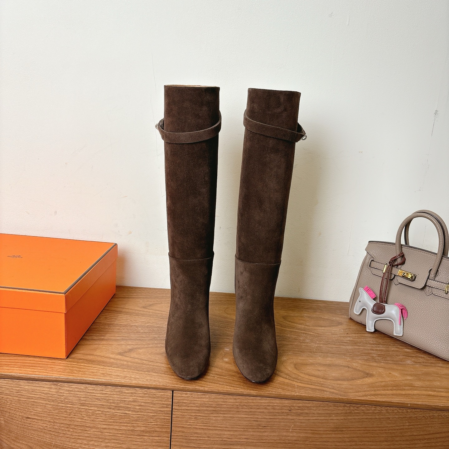 NO:483962,Pick [Purchase Agent Level] Hjia 2025 autumn and winter new short boots!  The lasted boots + British retro design, classic and beautiful!  The original inverted mold last has an ultimate 1:1 shape, imported high-end Yangjing, showing a delicate texture!  Customized A-level high-definition private mold bottom with luxurious packaging!  Very high 9.5cm - Unparalleled quality, 35-39 can be customized 40 41 42 No return and exchange, boots, boots, sheep19860909批【 代购级】H家2025秋冬新品短靴！经楦靴型+英伦复古设计,经典耐看！原版倒模楦型,极致1:1形体,进口高端羊京,呈现出精致质感！ 开模定制A级高密私模大底,奢华包装！很高9.5cm -无二品质,35-39可定40 41 42不退换,靴子,boots,sheep,Women's Shoes
