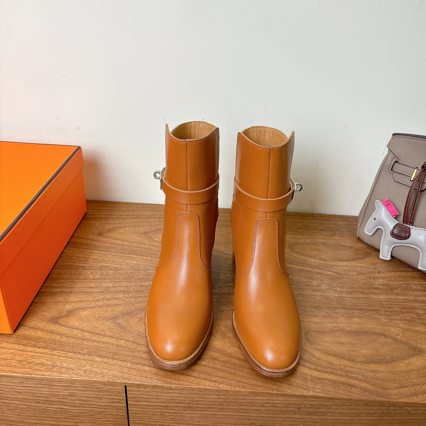 NO:483982,Hermes fw25new arrival~ Hjia 2025 autumn and winter short boots imported leather Yangjing material, super nice square front panel adjustment was adjusted many times before it was shipped perfectly, exclusive first release, real shots in real objects!  An extremely comfortable one!  Double-layer cowhide leather sole imported from Italy!  Top quality size35-39 can be customized 40.41 42, boots, hermes, boots, cowhide, sheep19860909Hermes fw25new arrival～ H家2025秋冬 短靴 进口皮料羊京材质,超nice 方头版型调整多次才完美出货,独家首发,实物均实拍！无比舒适的一款！ 双层意大利进口牛皮革鞋底！ 顶级精品 size35-39可定40.41 42,靴子,hermes,boots,cowhide,sheep,Women's Shoes