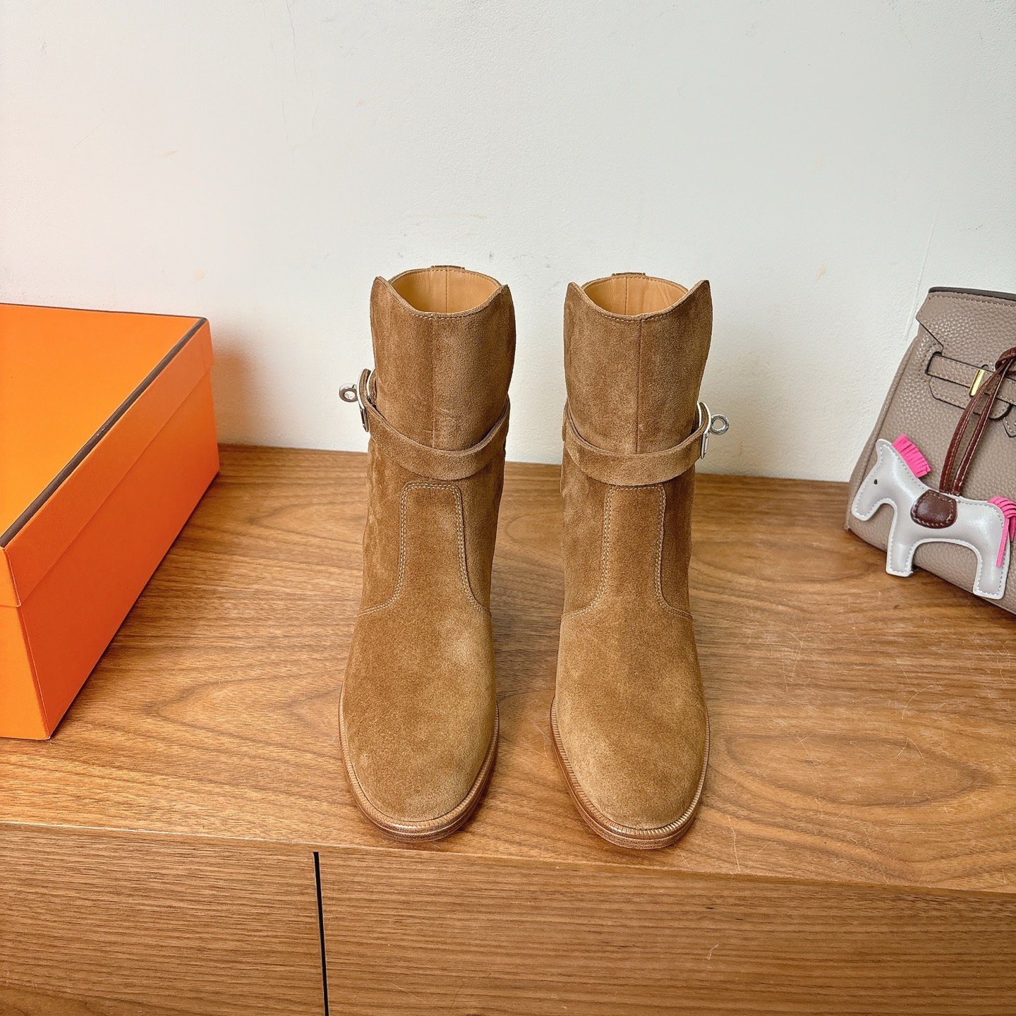 NO:535186,Hermes fw25new arrival~ Hjia 2025 autumn and winter short boots imported leather Yangjing material, super nice square front panel adjustment was adjusted many times before it was shipped perfectly, exclusive first release, real shots in real objects!  An extremely comfortable one!  Double-layer cowhide leather sole imported from Italy!  Top quality size35-39 can be customized 40.41 42, boots, hermes, boots, cowhide, sheep19860909Hermes fw25new arrival～ H家2025秋冬 短靴 进口皮料羊京材质,超nice 方头版型调整多次才完美出货,独家首发,实物均实拍！无比舒适的一款！ 双层意大利进口牛皮革鞋底！ 顶级精品 size35-39可定40.41 42,靴子,hermes,boots,cowhide,sheep,Women's Shoes