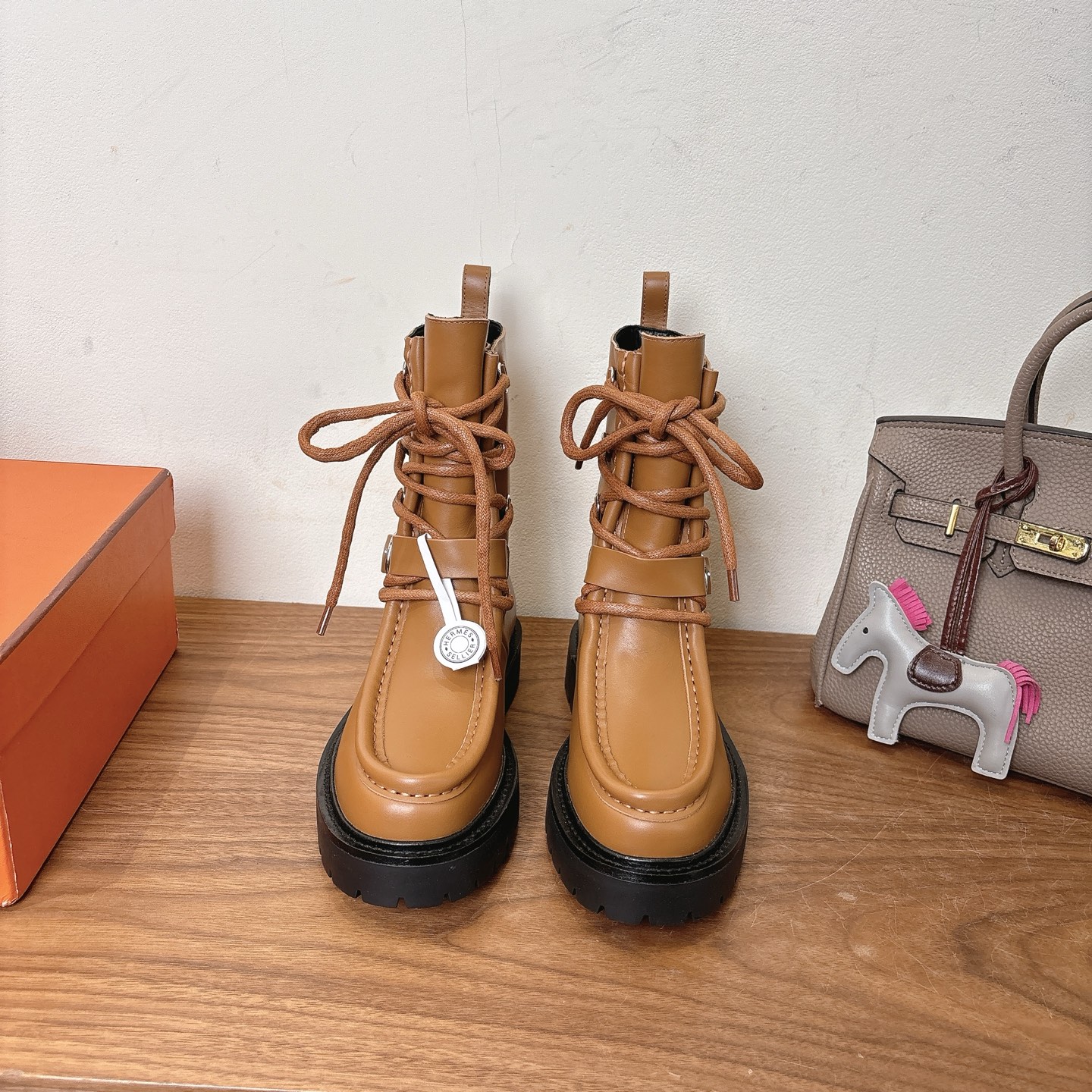 NO:555321,HERME…S short boots ss25 new model, classic series, original calfskin material, imported hardware zippers, different color combinations, really beautiful, a must-have for celebrities!  Lambskin lining, soles imported from Italy!  Comes with original packaging and VIP outer box packaging!  Top quality 35-39 can be ordered at 40.41, hermes, boots, cowhide, sheepskin19860909HERME…S 短靴ss25新款 经典系列,原版小牛皮材料,进口五金拉链 不同颜色搭配,真的是好看极了,名媛必备品！ 内里小羊皮,鞋底意大利进口材料！ 带原版包装及vip外盒包装！ 顶级精品35-39可定40.41,,hermes,boots,cowhide,sheepskin,Men's shoes