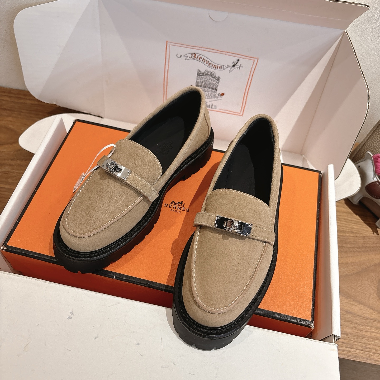 NO:558875,HERME...S loafers SS25 new classic series, original calfskin material, different color combinations, really beautiful, a must-have for celebrities!  Lambskin lining, soles imported from Italy!  Comes with original packaging and VIP outer box packaging!  Top quality 35-39 can be ordered at 34.40.41 airplane box 20, loafers, hermes, loafers, cowhide, sheepskin19860909HERME…S 乐福鞋ss25新款 经典系列,原版小牛皮材料, 不同颜色搭配,真的是好看极了,名媛必备品！ 内里小羊皮,鞋底意大利进口材料！ 带原版包装及vip外盒包装！ 顶级精品35-39可定34.40.41 飞机盒20,乐福鞋,hermes,loafers,cowhide,sheepskin,Women's Shoes
