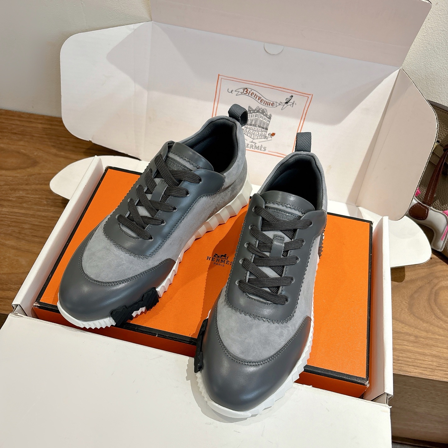 NO:562045,herme…sss25 new arrival~ The most popular couple’s style at the counter, the first choice for H family’s distribution!  It is a classic Hermès model. It comes out in many colors every season. It is definitely one of the most worth buying products. If you have ever met a god or goddess, don’t miss it!  !  It is super light and comfortable. It is not tiring after walking for a long time. It is not expensive. There is a small loop on the back to assist in wearing shoes. Top quality 35-44, can be customized 45 46 Men's 20, casual shoes/sports shoes, hermes, hermes, sneakers19860909herme…s ss25 new arrival～ 专柜大热情侣款,H家配货首选鞋履！ 是爱马仕经典款 每一季都会出很多颜色 绝对是最值得买的配货之一 有遇到的男神女神!真的不要错过！！ 他超轻、超舒适 走久不累、价格不贵 后面还有个辅助穿鞋的小圈 顶级精品 35-44,可定做45 46 男款20,休闲鞋/运动鞋,hermes,hermes,sneakers,Women's Shoes