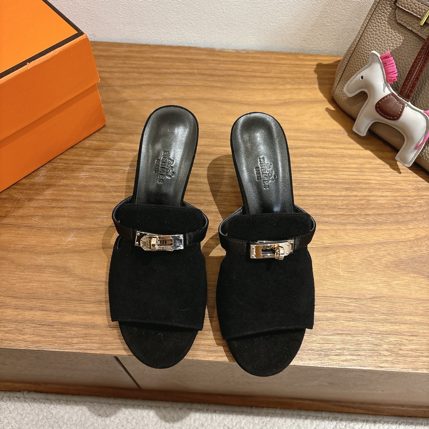 NO:594037,Hermes... a Eclair new color + hot style series, enamel hardware buckle, super correct version, with a certain thickness and increased leg length!  Breathable, comfortable calfskin, spring and summer color matching, this item is both beautiful and comfortable!  Channel supply code size size 35-39 can be ordered at 40.41, slippers, hermes, slippers, cowhide19860909Hermes... a Eclair 新色+爆款系列,珐琅五金扣 版型超正,有一定厚度增高显腿长！透体透气 舒适的小牛皮 春夏拼色兼具颜值舒适度的单品！ 渠道货源 码数 size 35-39可定40.41,拖鞋,hermes,slippers,cowhide,Women's Shoes