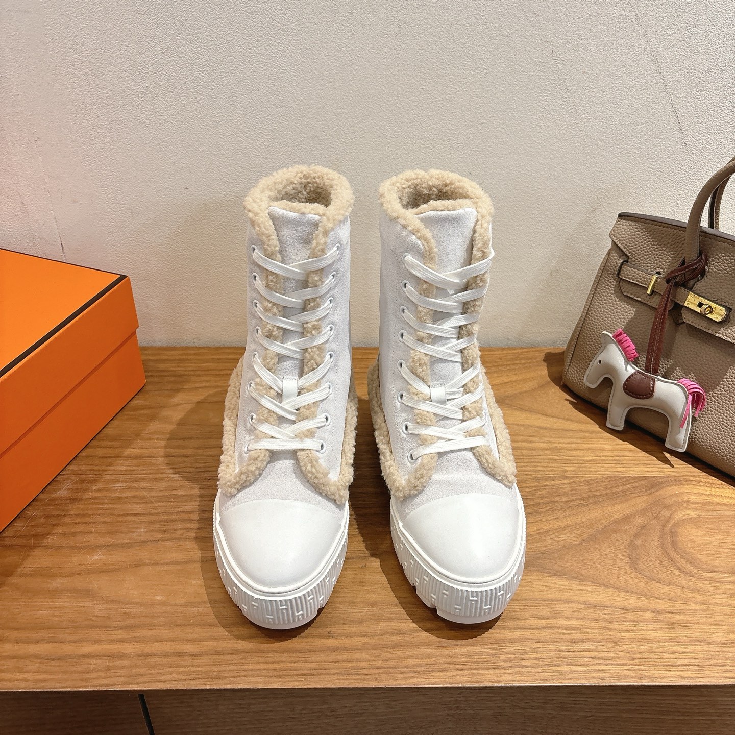 NO:612866,Batch of 20 men's models [Guan goods] Hermes 25ss new autumn and winter boots!  Classic boot shape + British color matching design, classic and attractive!  Original reverse mold last, ultimate 1:1 shape, lambswool lining, imported high-end knitting needles showing exquisite texture!  Open the mold to customize the A-level high-density private mold outsole with luxurious packaging!  -Unparalleled quality, 35-45 pre-sale for one week, boots, hermes, boots19860909批男款20【莞货】Hermes家25ss秋冬新品靴！经典靴型+英伦拼色设计,经典耐看！原版倒模楦型,极致1:1形体,羊羔毛内里,进口高端织针呈现出精致质感！ 开模定制A级高密私模大底,奢华包装！ -无二品质,35-45 预售一周,靴子,hermes,boots,Women's Shoes