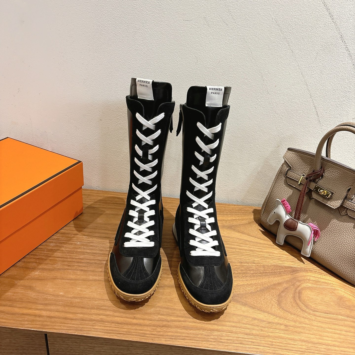 NO:612874,Batch of 20 men's models [Guan goods] Hermes 25ss new autumn and winter boots!  Classic boot shape + British color matching design, classic and attractive!  Original reverse mold last, ultimate 1:1 shape, lambswool lining, imported high-end knitting needles showing exquisite texture!  Open the mold to customize the A-level high-density private mold outsole with luxurious packaging!  -Unparalleled quality, 35-45 pre-sale for one week, boots, hermes, boots19860909批男款20【莞货】Hermes家25ss秋冬新品靴！经典靴型+英伦拼色设计,经典耐看！原版倒模楦型,极致1:1形体,羊羔毛内里,进口高端织针呈现出精致质感！ 开模定制A级高密私模大底,奢华包装！ -无二品质,35-45 预售一周,靴子,hermes,boots,Women's Shoes